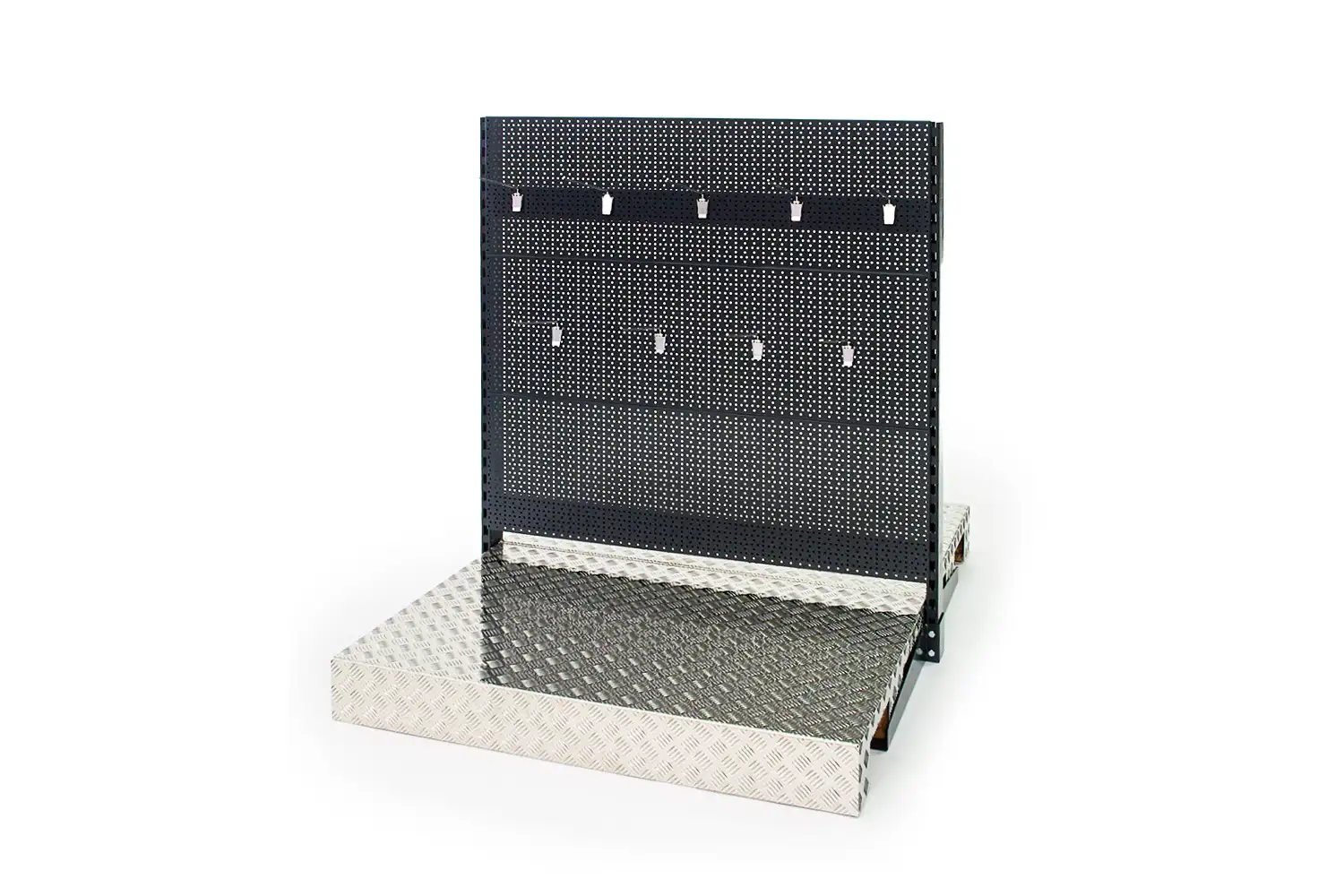 Schwarze Lochwand auf metallener Bodenplattform mit Haken zur Präsentation von Produkten, im Palettenmaß.