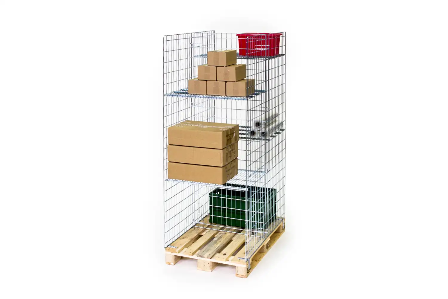 Drahtgitterregal auf Holzpalette mit vier Ebenen, beladen mit Kartons, Kunststoffkisten und einem roten Korb.