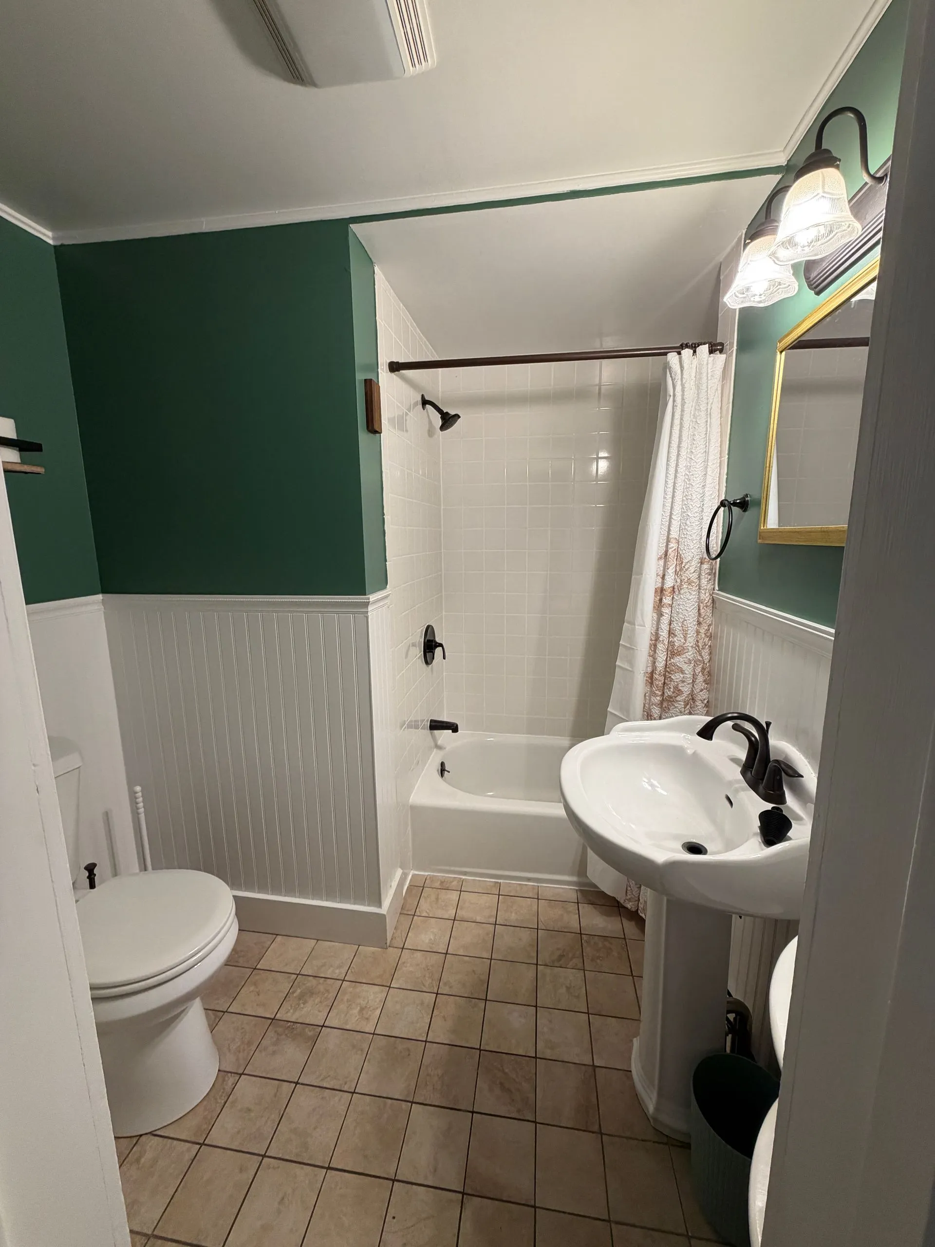 Private bathroom in the Tavern suite at Coach Stop Inn