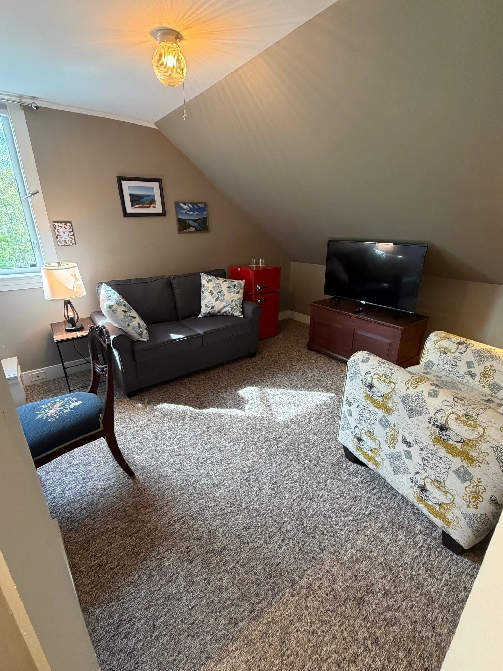 Separate living room in the Abbe suite at Coach Stop Inn