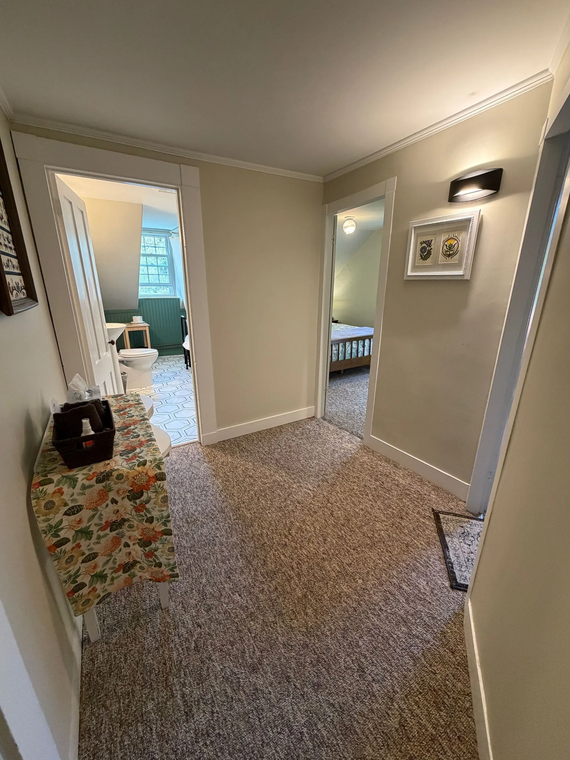 Private foyer in the Abbe suite at Coach Stop Inn