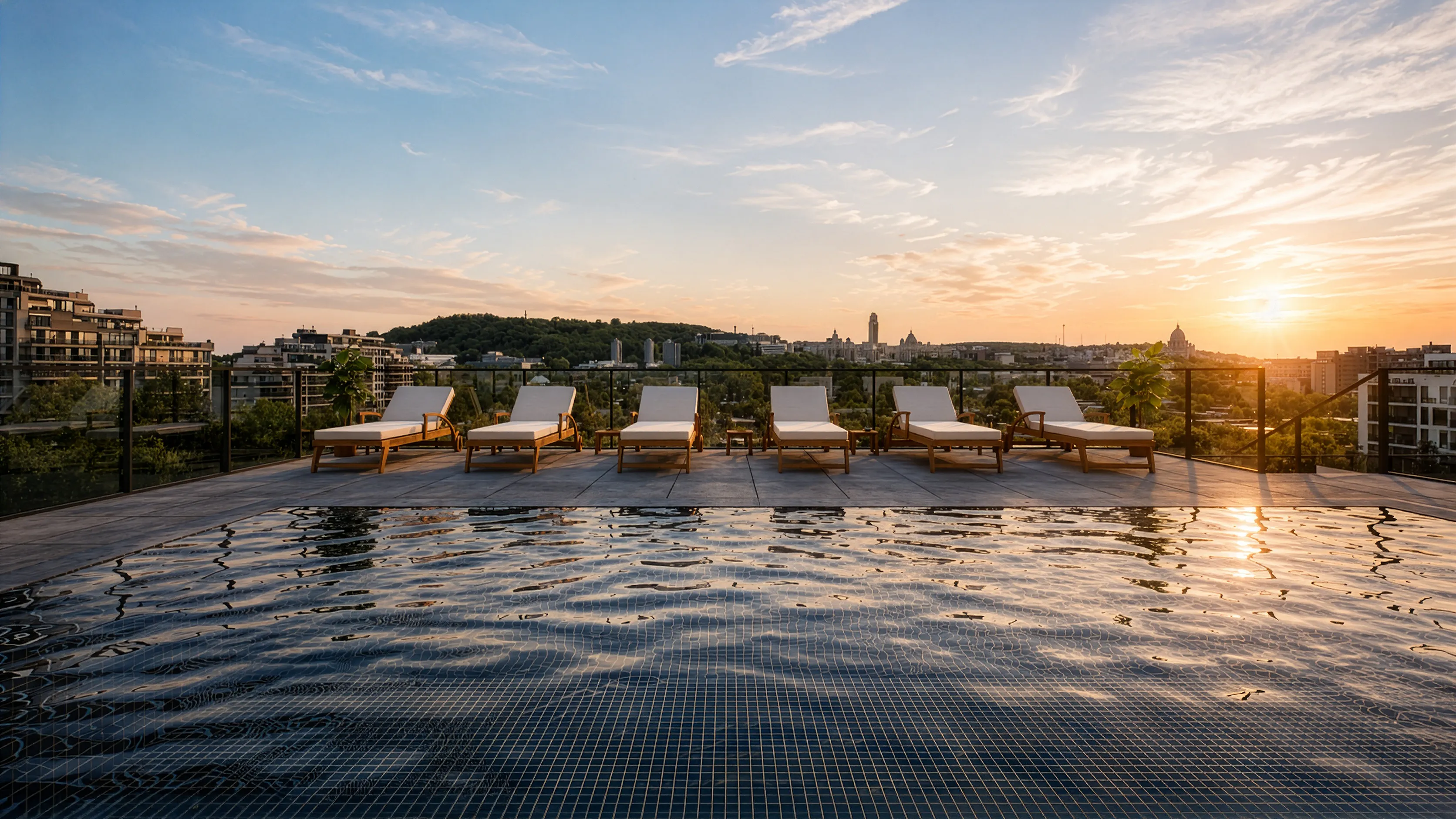 Piscine sur le toit avec vues panoramiques