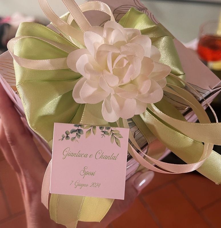 Gastgeschenk mit Schleife und Blüte
