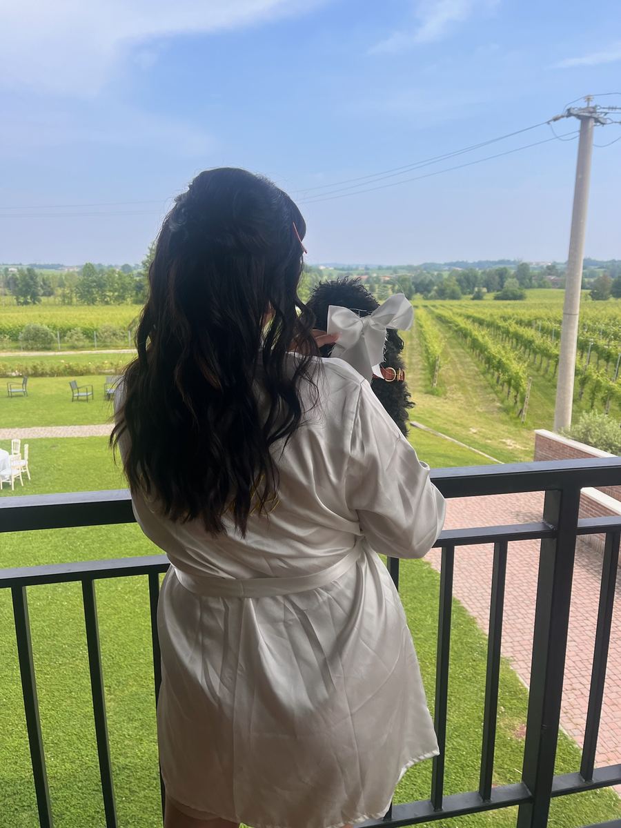 Chantal mit Hündin Daisy am Morgen ihrer eigenen Hochzeit