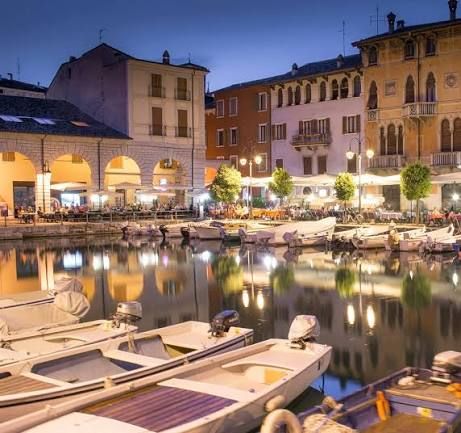 Alter Hafen von Desenzano del Garda am Abend