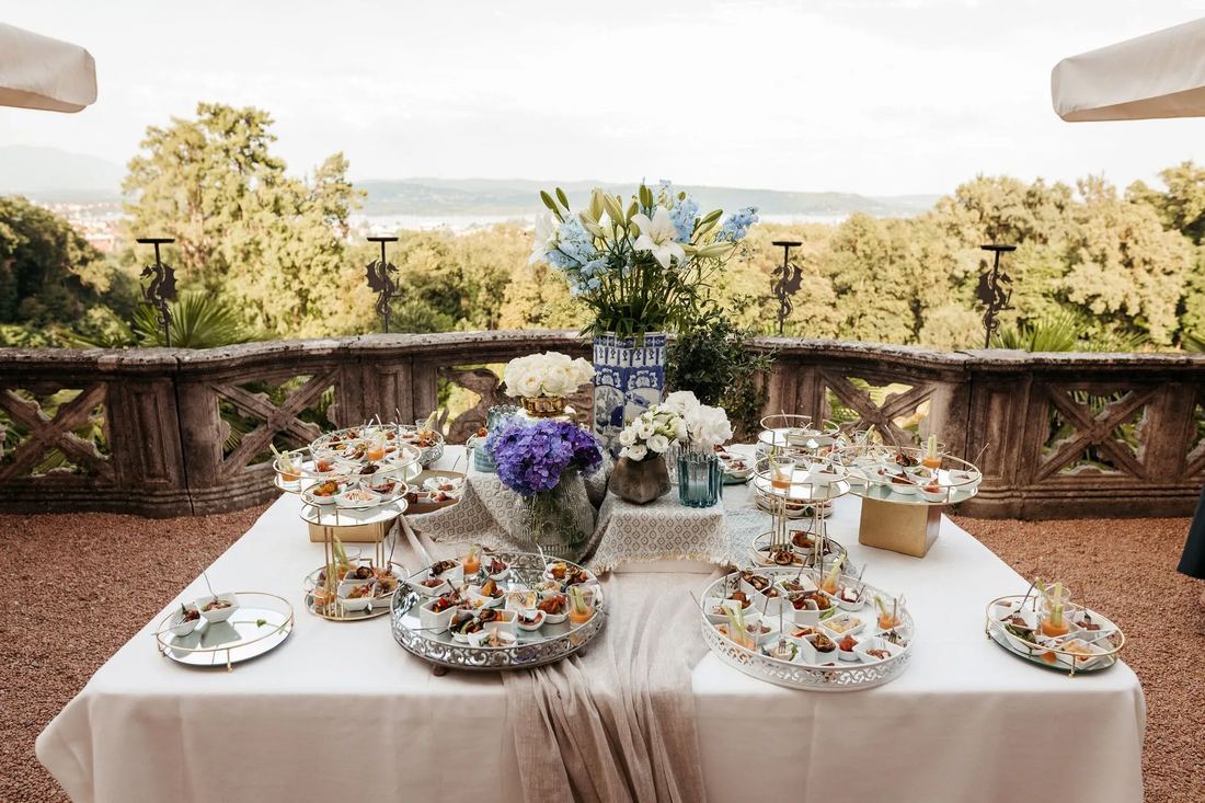 Aperitivo-Tafel mit Seeblick