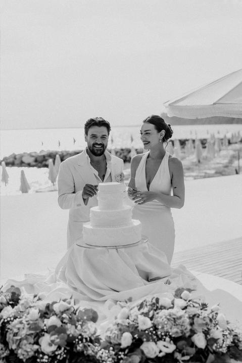 Brautpaar beim Anschneiden der Hochzeitstorte