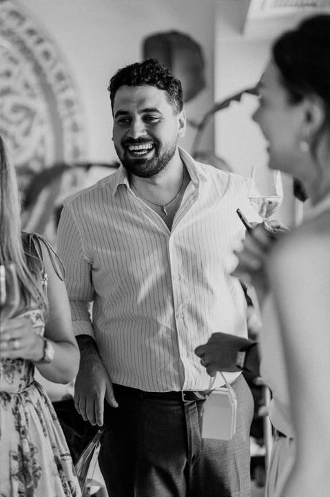 Lachender Gast beim Empfang