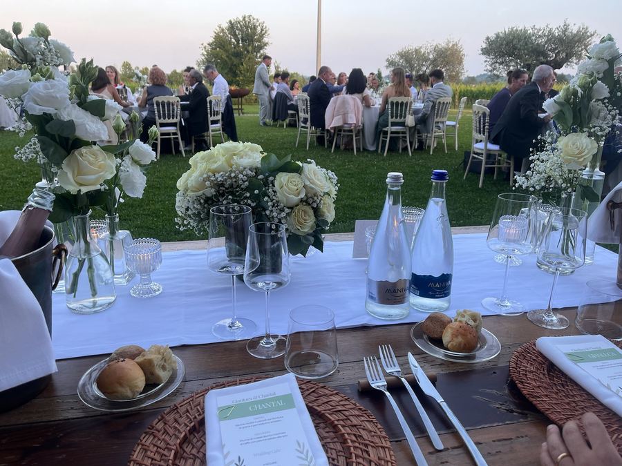 Festlich gedeckte Tafel im Freien
