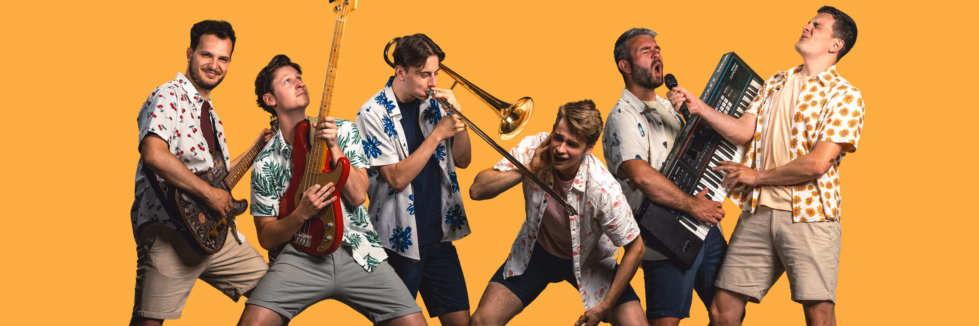 Zes mannen in zomerse overhemden en korte broeken spelen muziekinstrumenten: drie met gitaren, één met een trombone, één met een keyboard en één die zingt in een microfoon. De achtergrond is oranje.