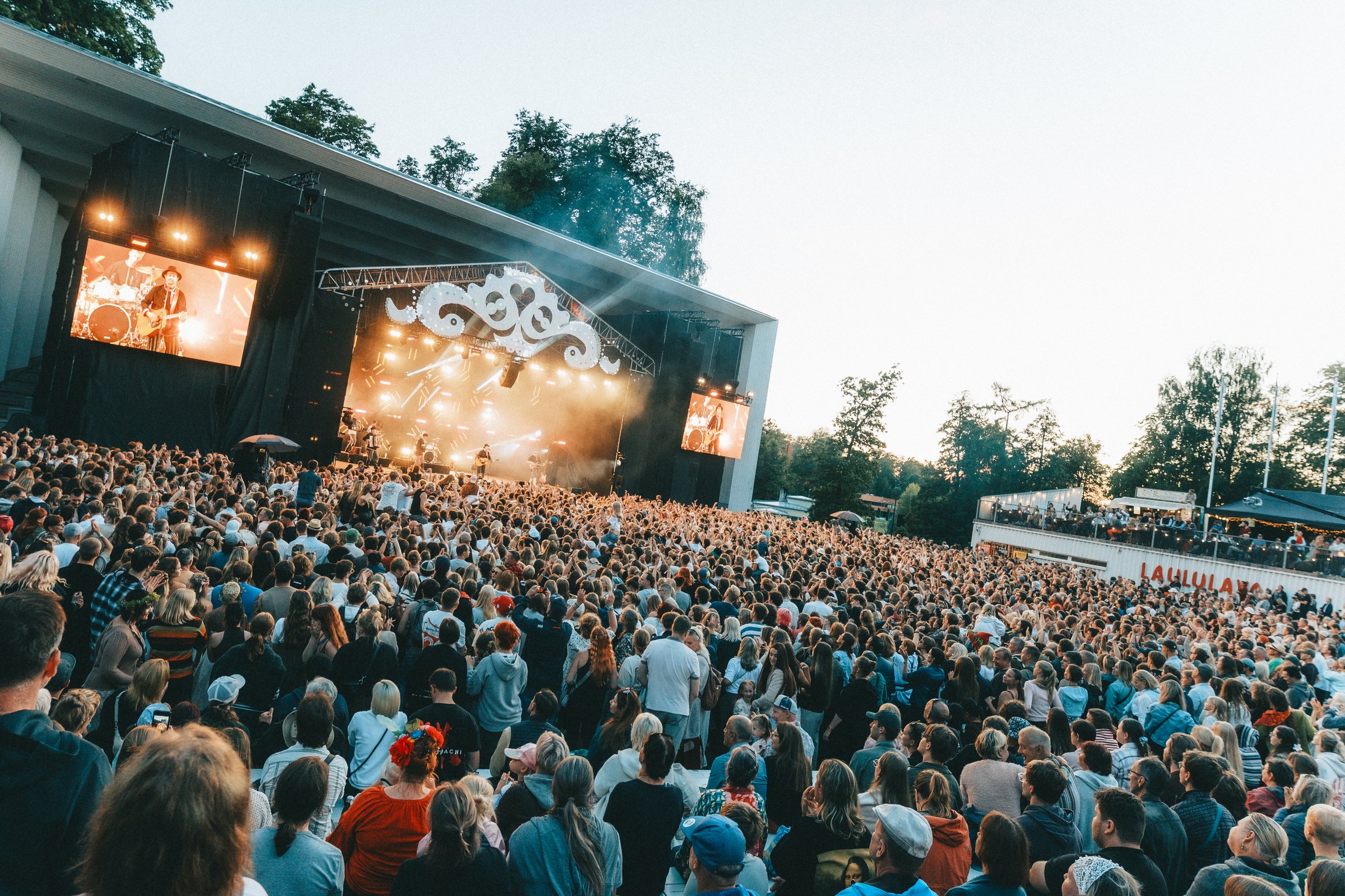 Viljandi pärimusmuusika festivali lava ja publik. Foto: Martin Kosseson