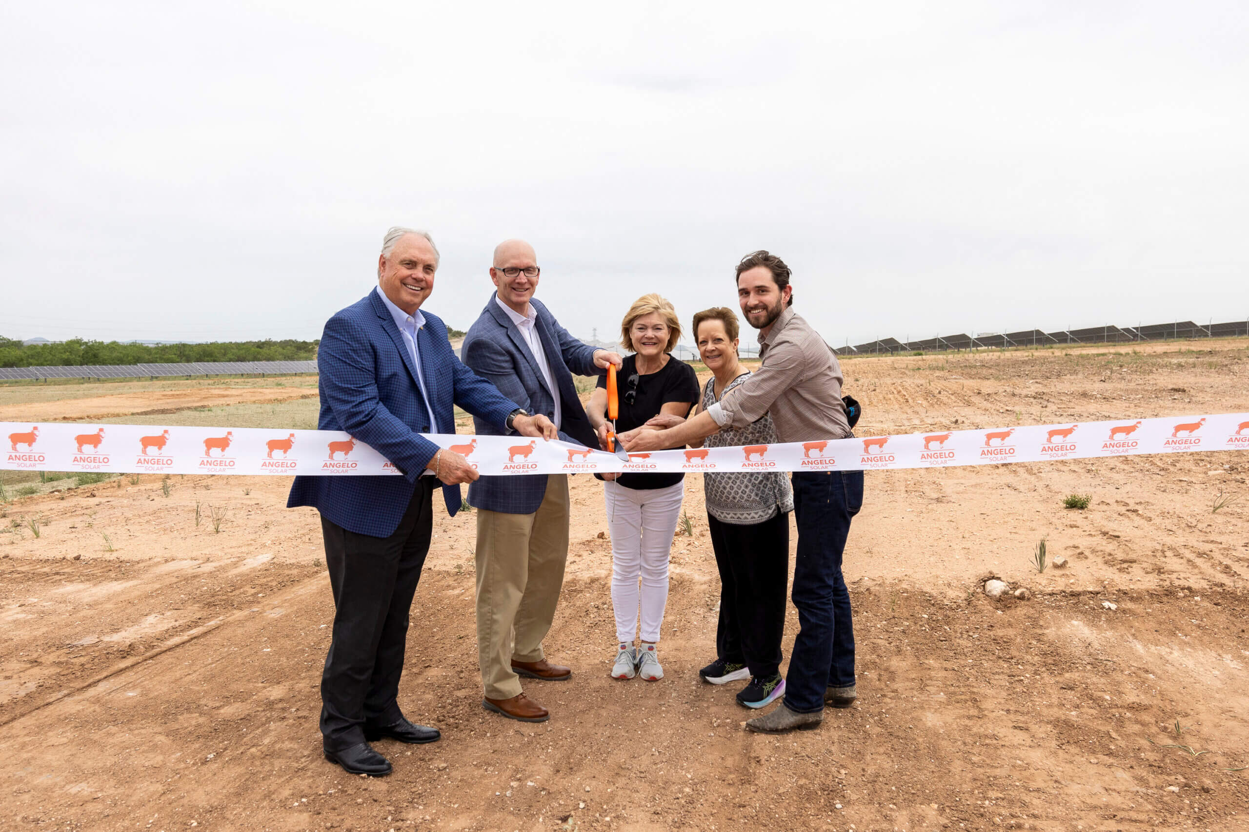 McDonald (second from right) and her cousin (center) celebrate with Texas State Representative Drew Darby (left), Apex CEO Ken Young (second from left) and lead developer of Angelo Solar Ben Semmes at the project’s ribbon-cutting ceremony.