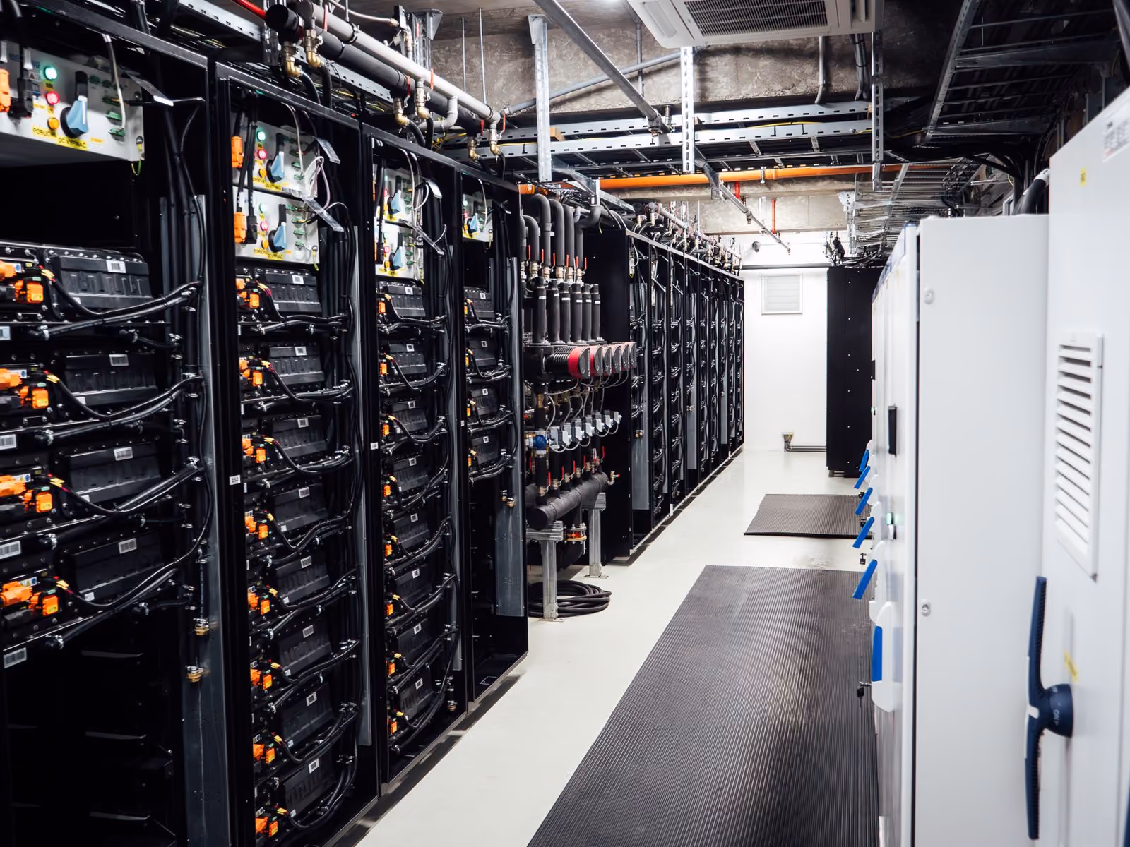 Řady bateriových racků s kapalinovým chlazením uvnitř bateriového úložiště