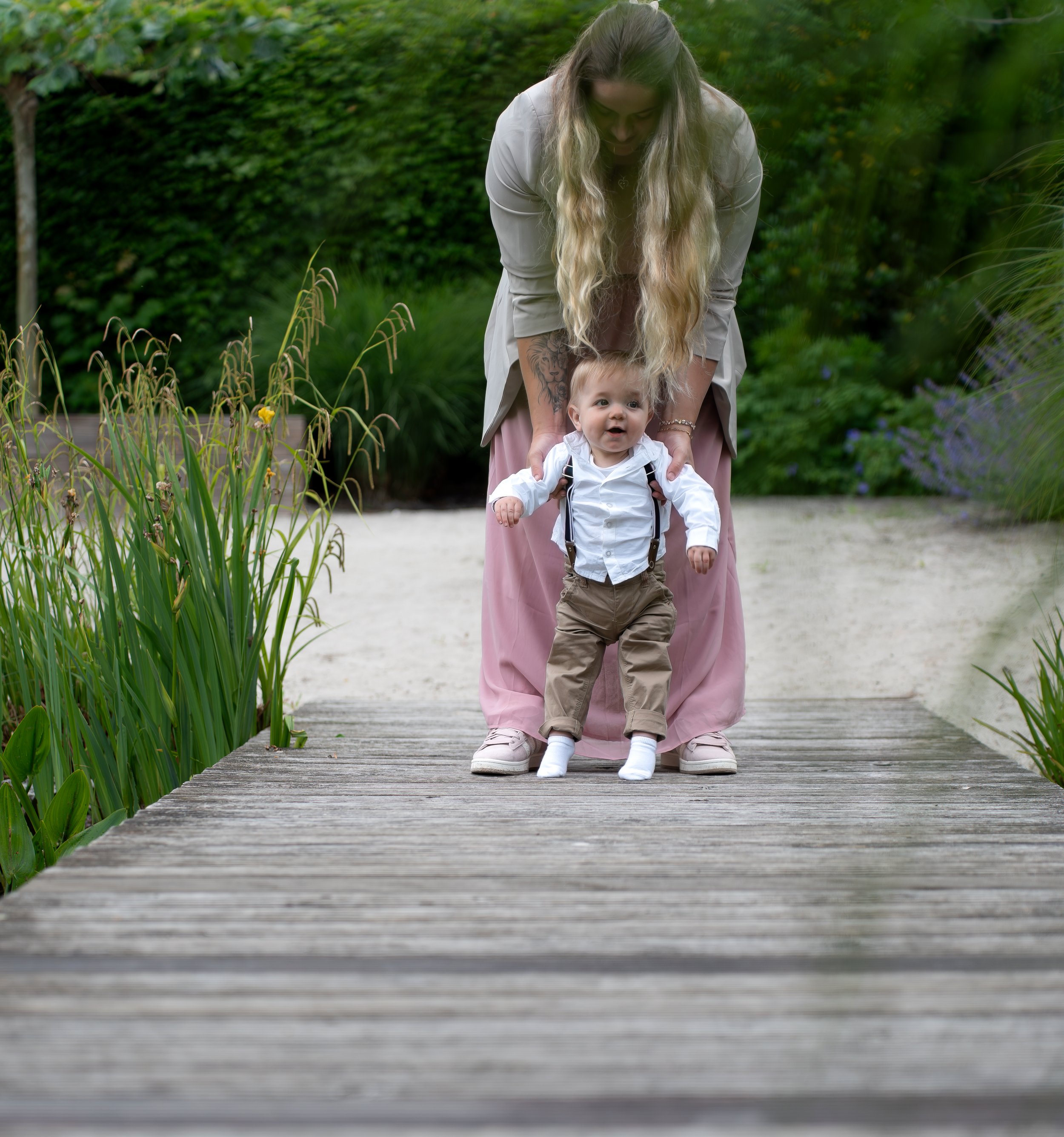 Moeder en kind tijdens een familieshoot in de natuur bij Emmen