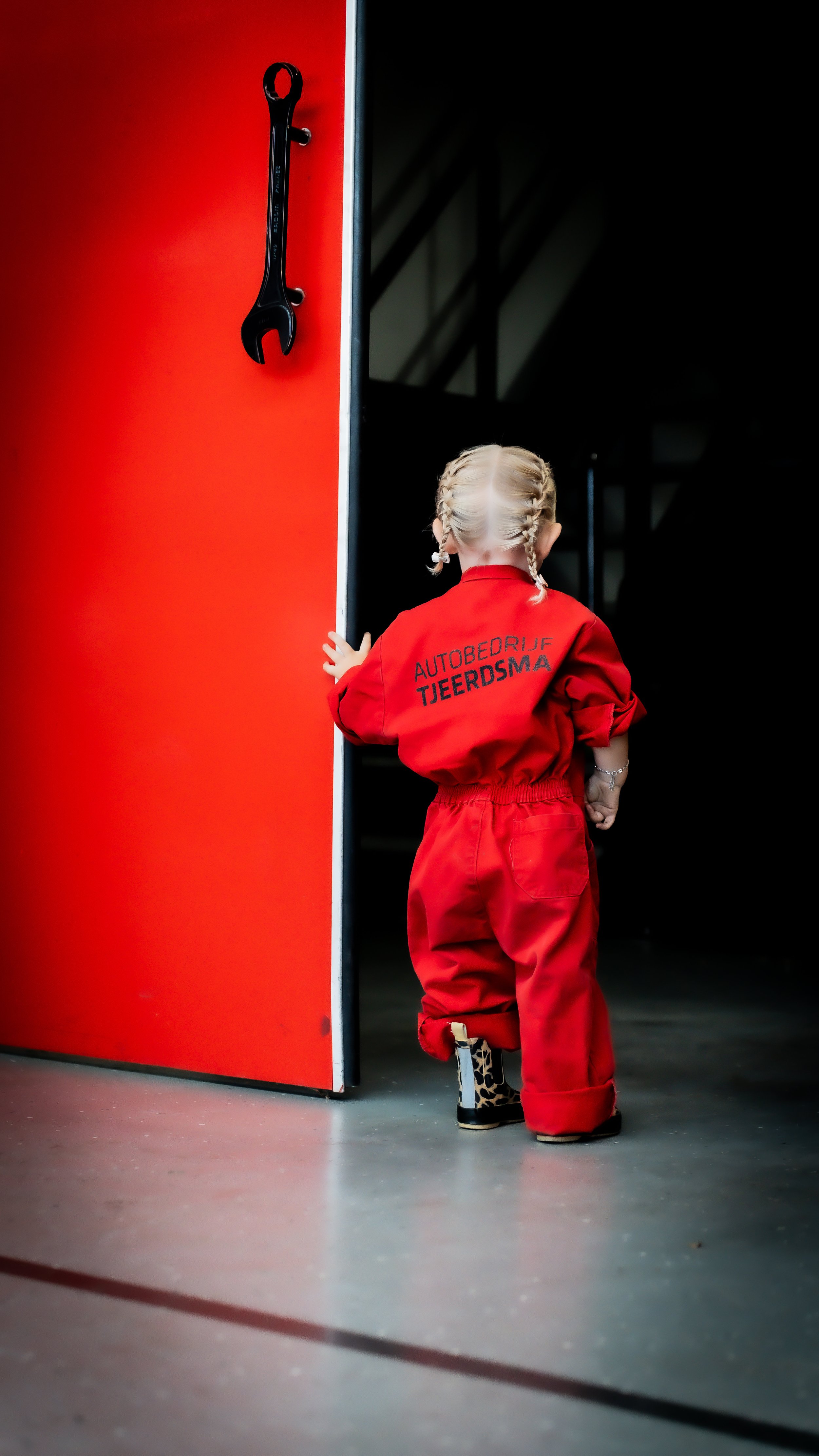 Kinderportret bij een rode brandweerkazerne