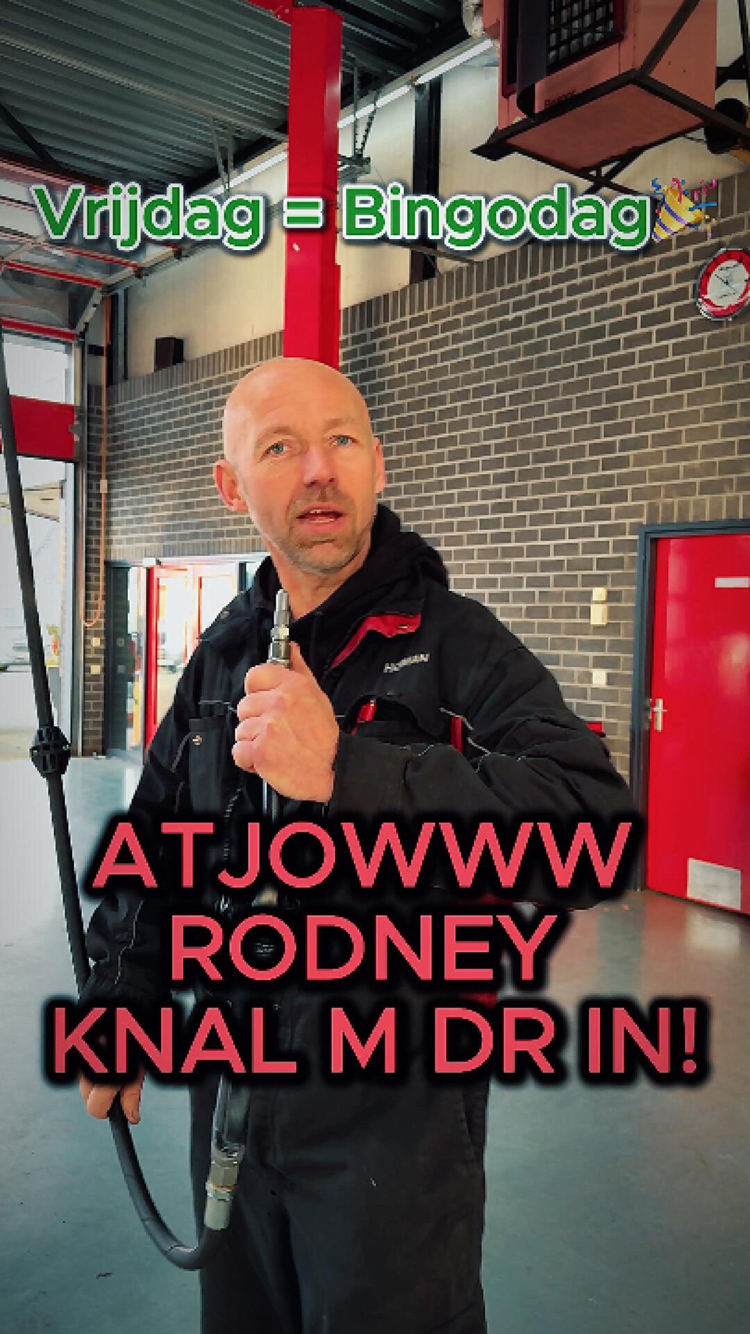Presentator in een autobedrijf voor de social video Bingo vrijdag