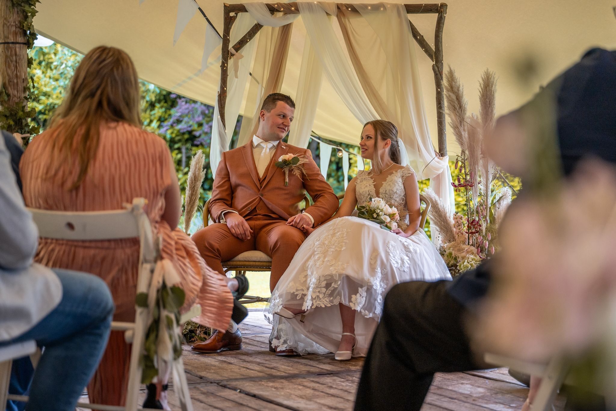 Sander en Anique tijdens hun buitenceremonie