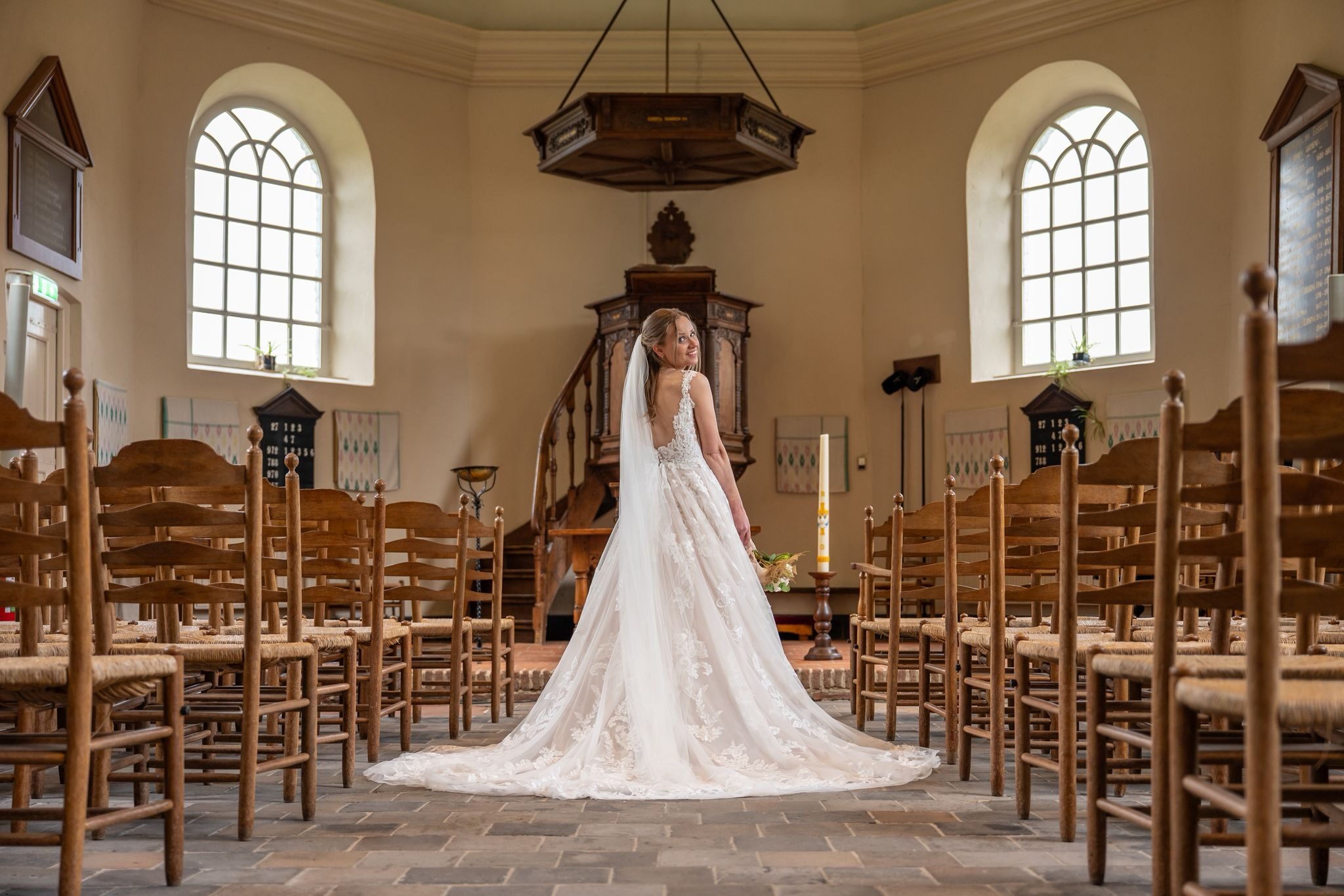 Bruid in een lichte kerk voor de ceremonie