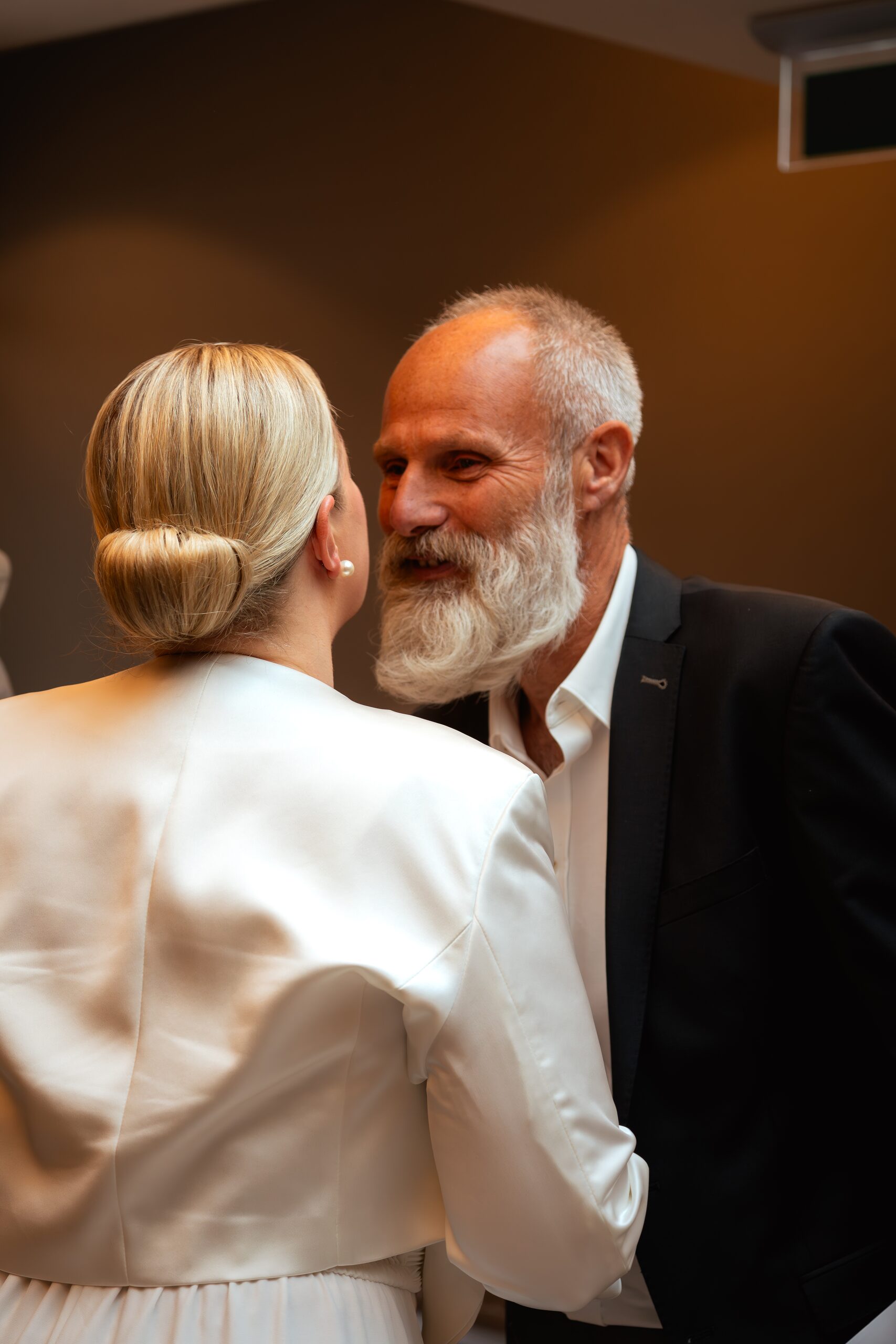 Emotioneel moment tussen bruid en haar vader tijdens de trouwdag