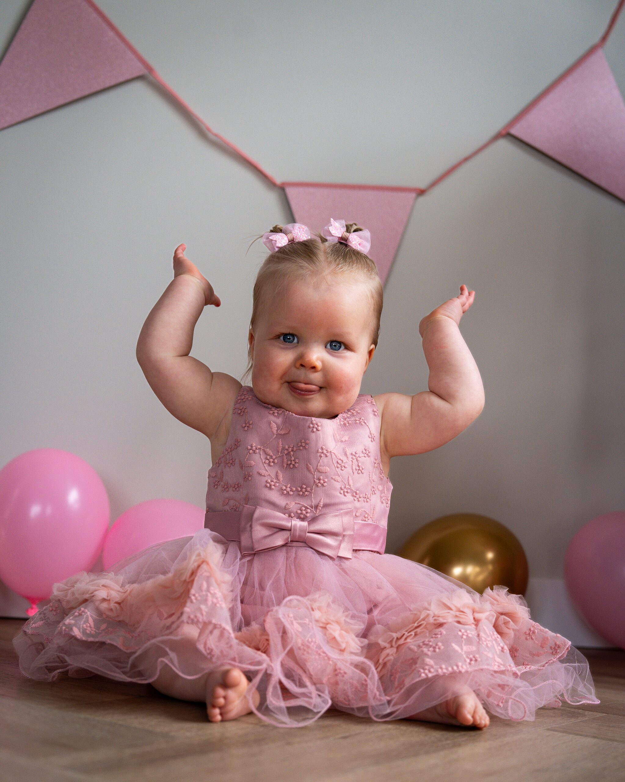 Vrolijk meisje tijdens een roze cakesmashfotoshoot in Emmen