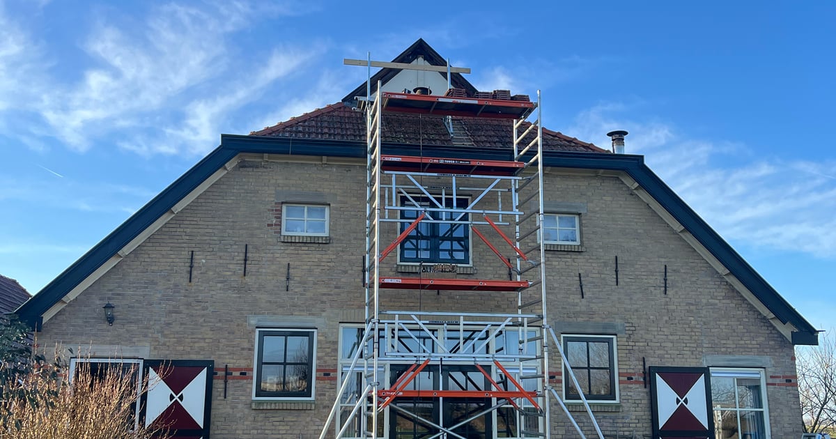 Gerestaureerde boeidelen en uilenbord van een monumentale boerderij uit 1911 in Kampen