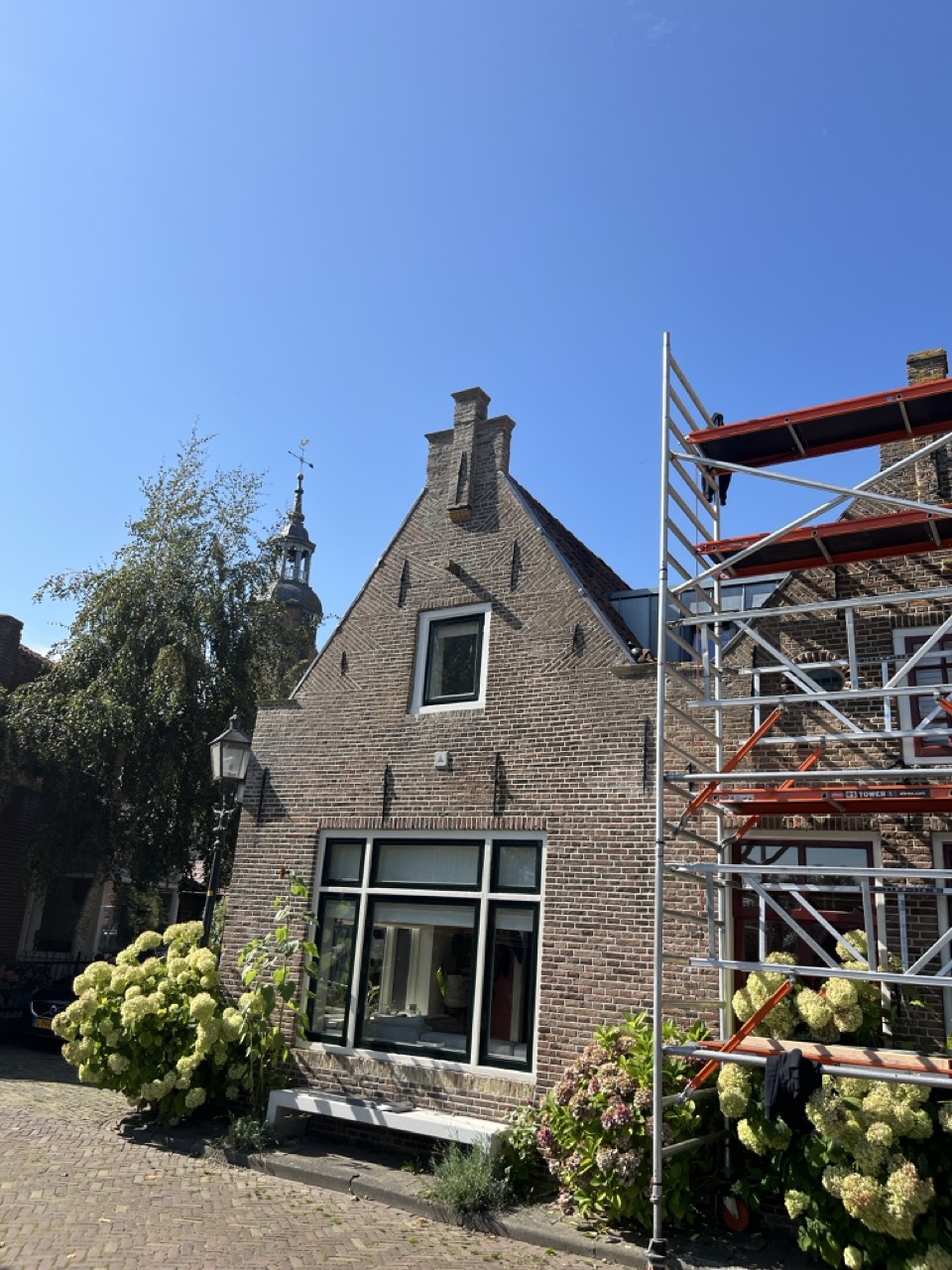 Nieuw loodwerk op de topgevels van een rijksmonument in Blokzijl door Restauratiebedrijf Schilder
