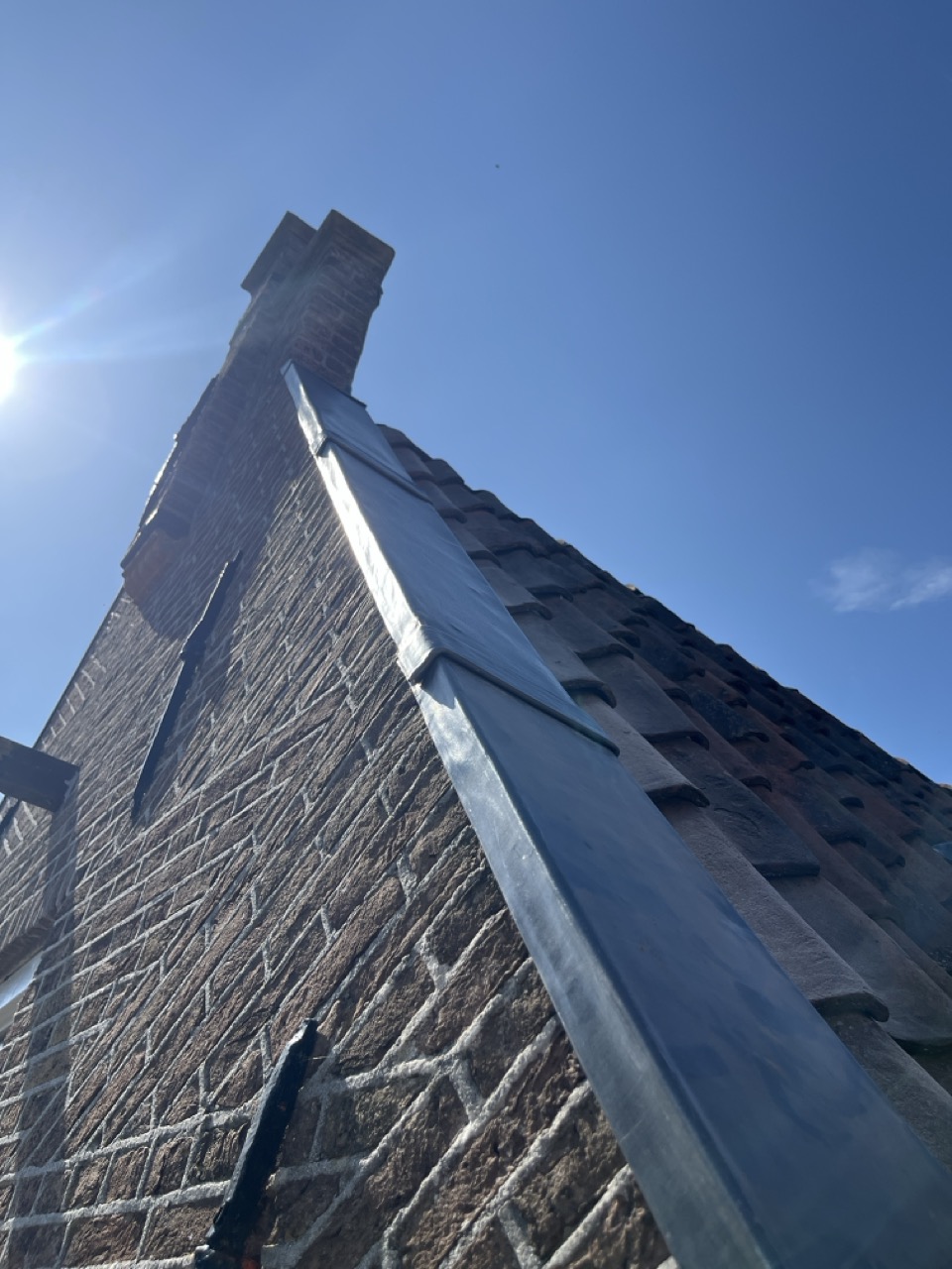 Loodwerk met felsnaden op de topgevel van een rijksmonument in Blokzijl, foto 3