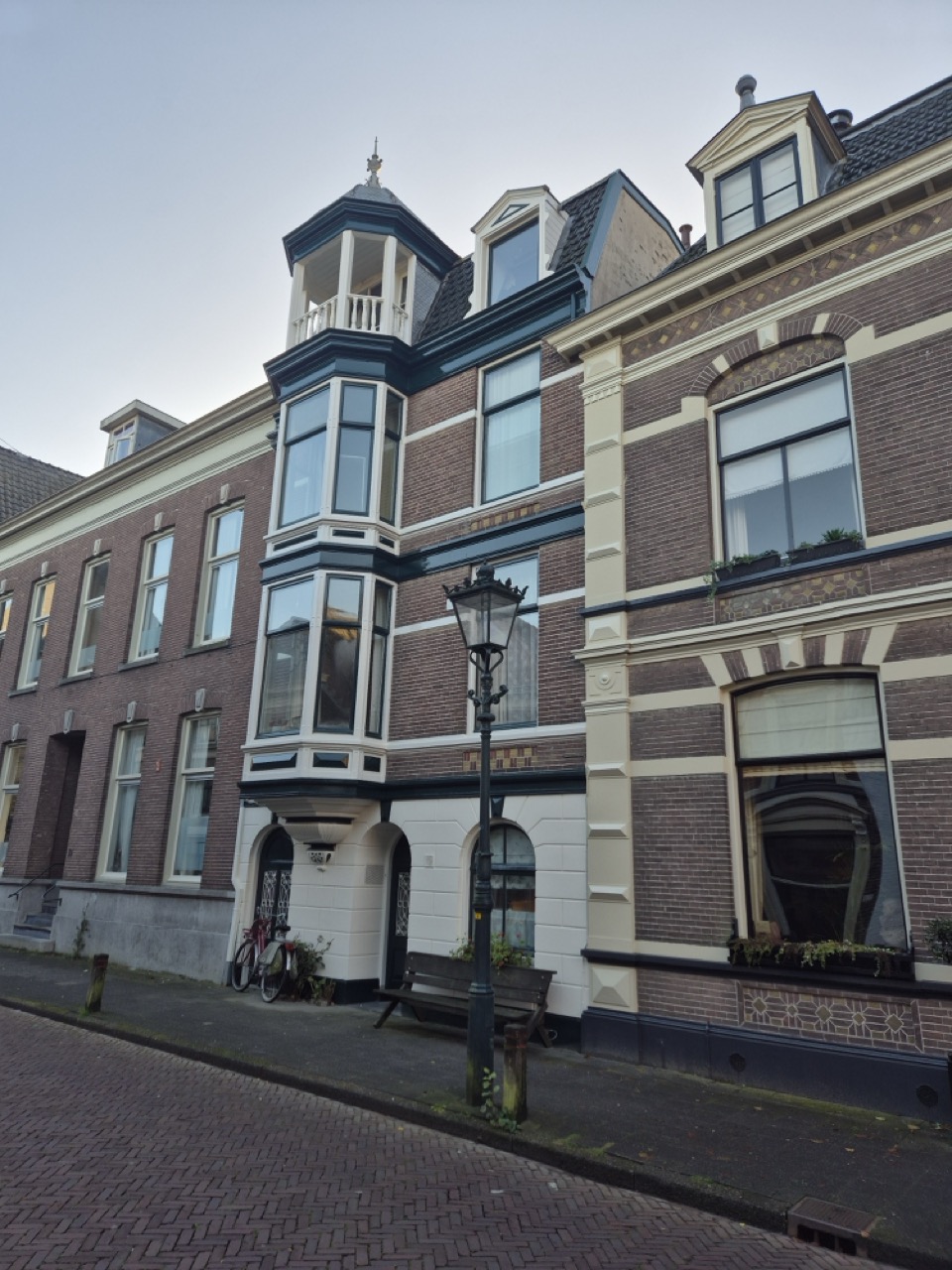 Onderhoud aan het geveltimmerwerk van een historisch pand in de binnenstad van Kampen