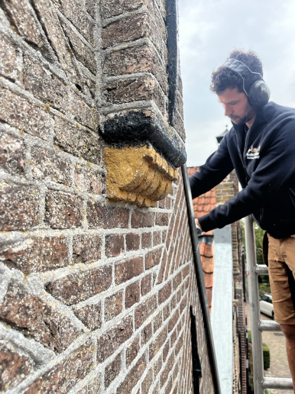 Loodwerk met felsnaden op de topgevel van een rijksmonument in Blokzijl, foto 1