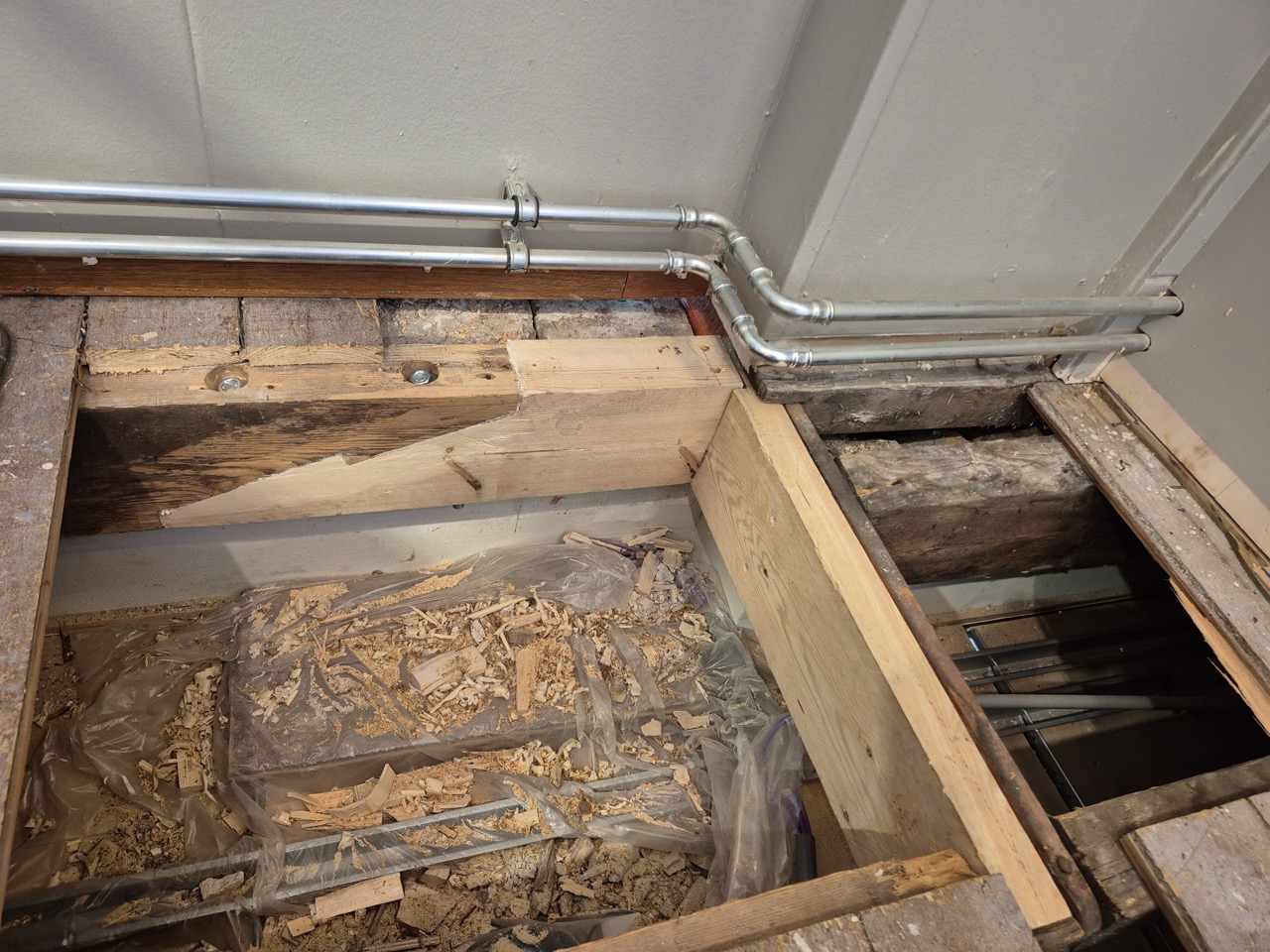Herstelde balkkoppen met ingelast grenen hout in Het Oude Raadhuis op Urk