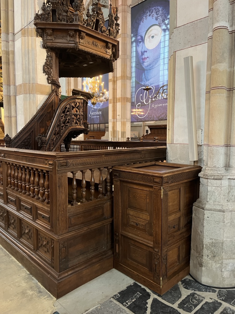 Omkasting van oud kerkbankhout voor een geluidskast in de Grote Kerk in Zwolle