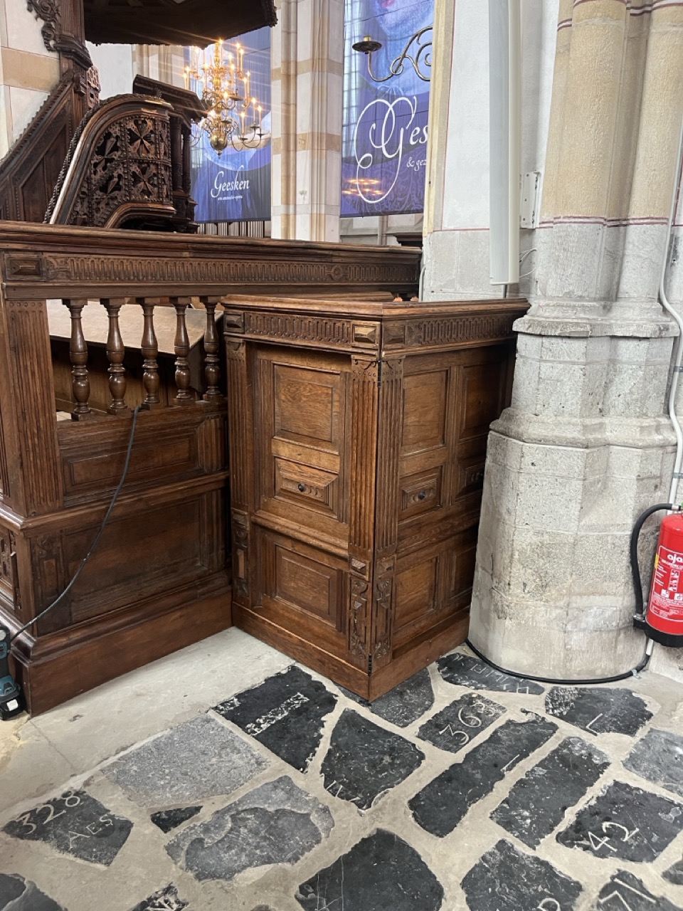 Maatwerk omkasting van oude kerkbanken in de Grote Kerk in Zwolle, foto 2