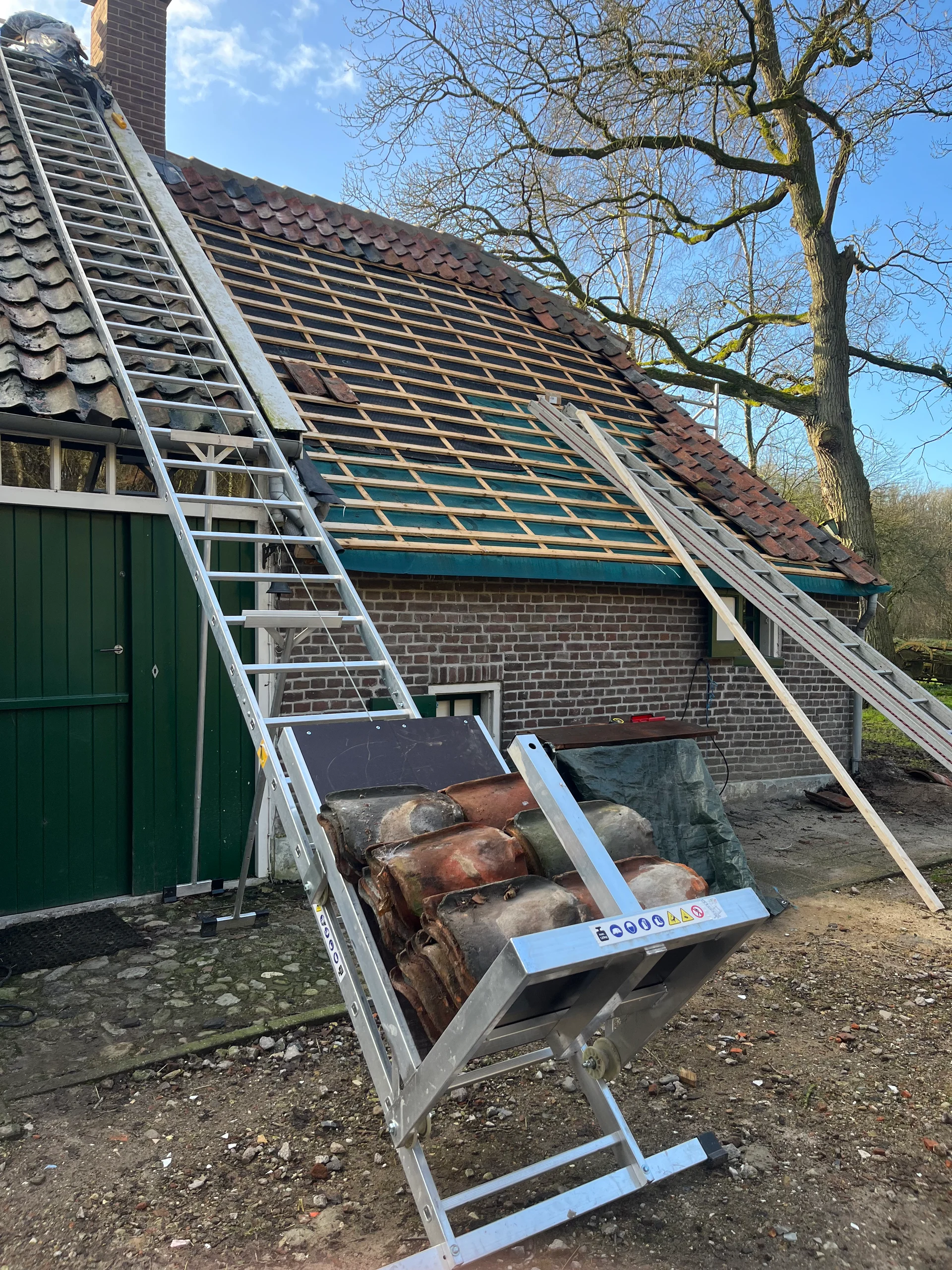Dakrestauratie met hergebruikte oudhollandse dakpannen in Hollandscheveld, foto 2