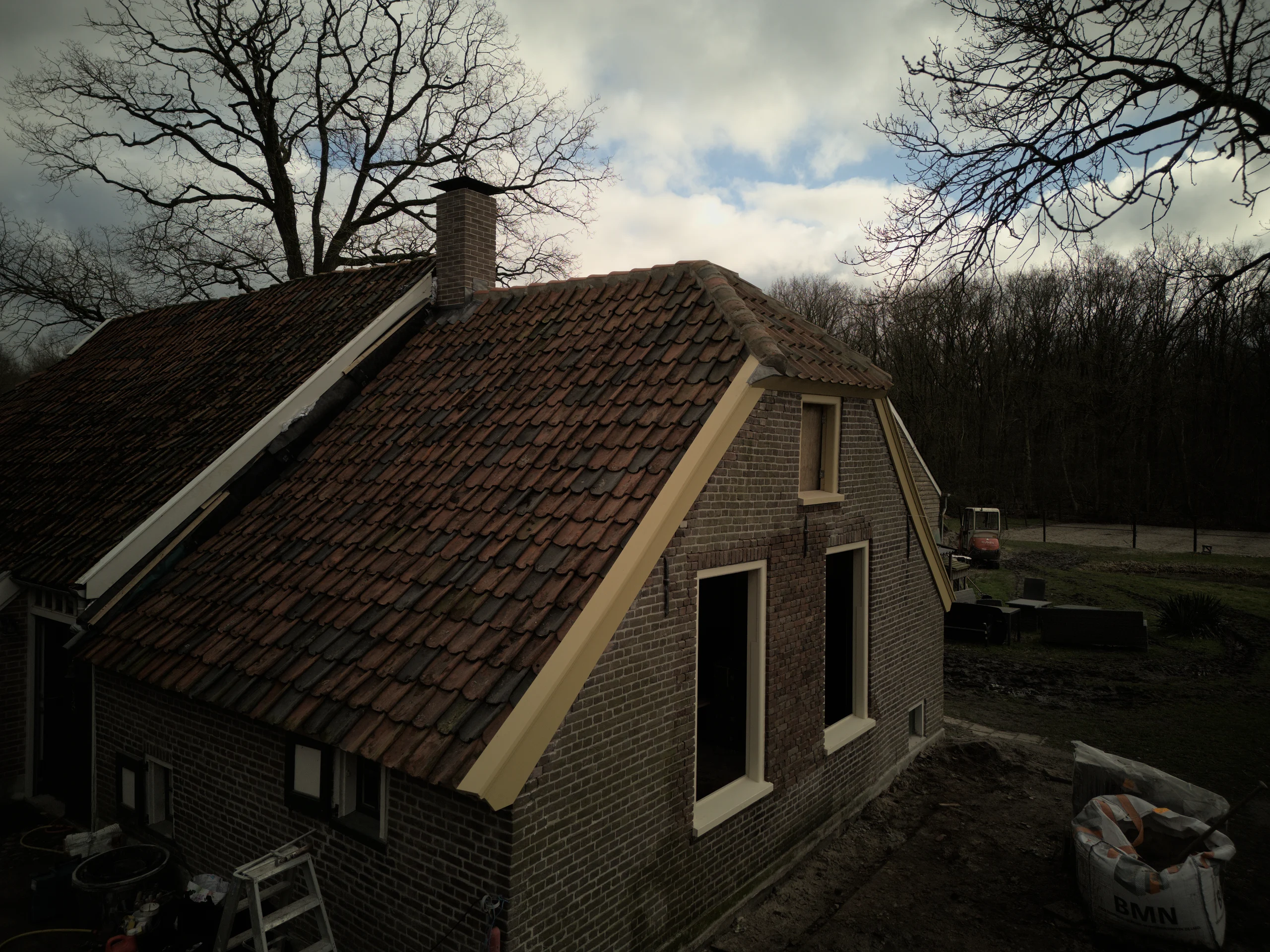 Dakrestauratie met hergebruikte oudhollandse dakpannen in Hollandscheveld, foto 3