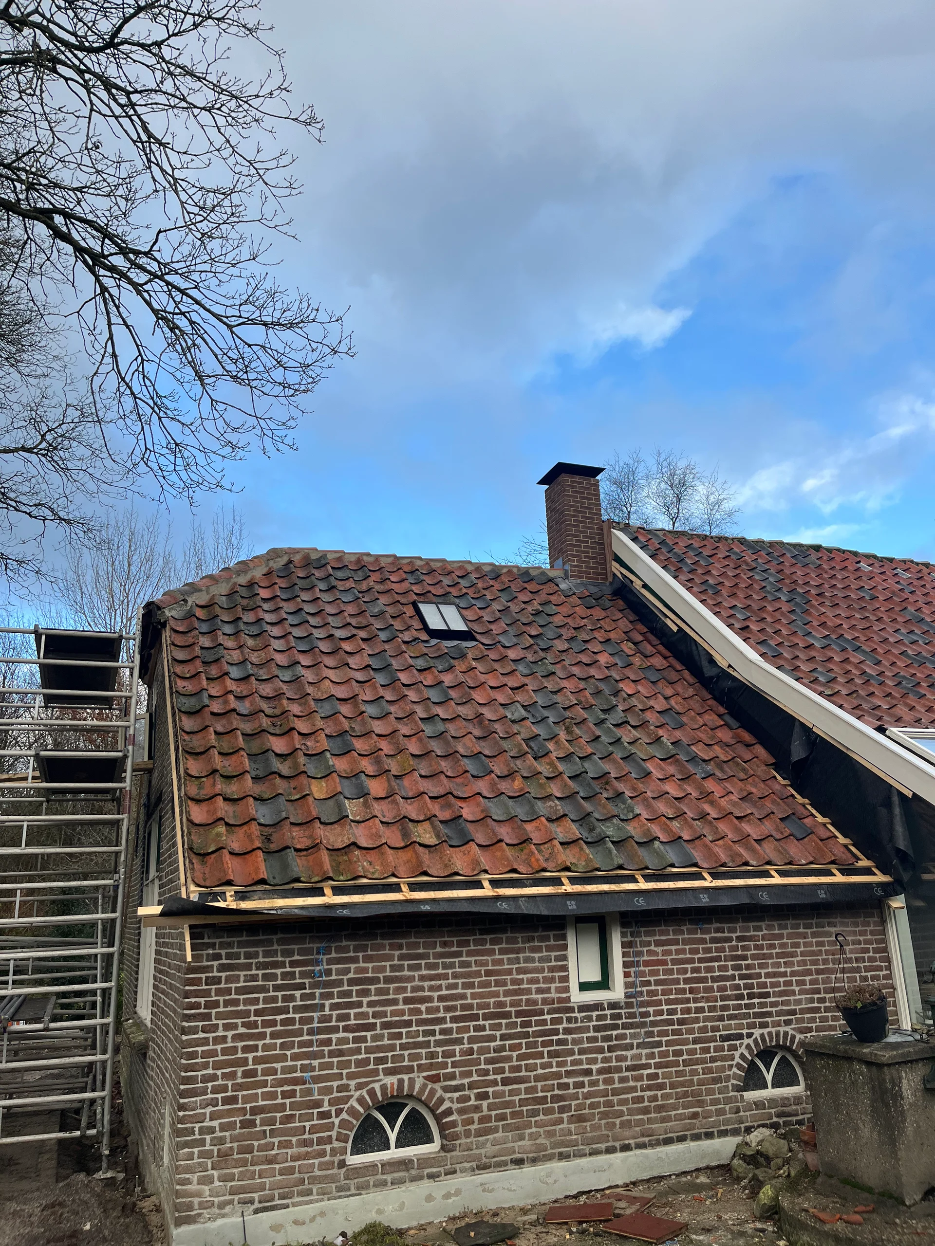 Dakrestauratie met hergebruikte oudhollandse dakpannen in Hollandscheveld, foto 1