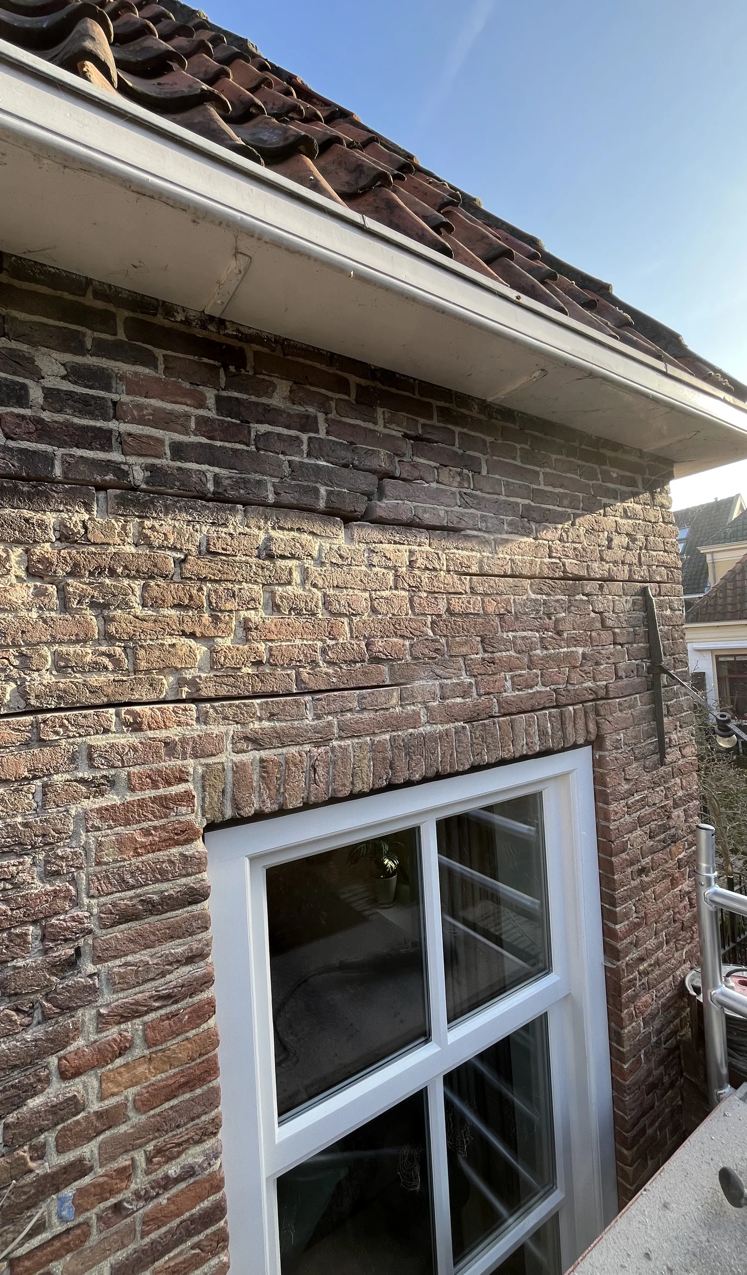 Herstel van metselwerk en voegwerk met kalkmortel aan een stadsboerderij in Kampen, foto 4