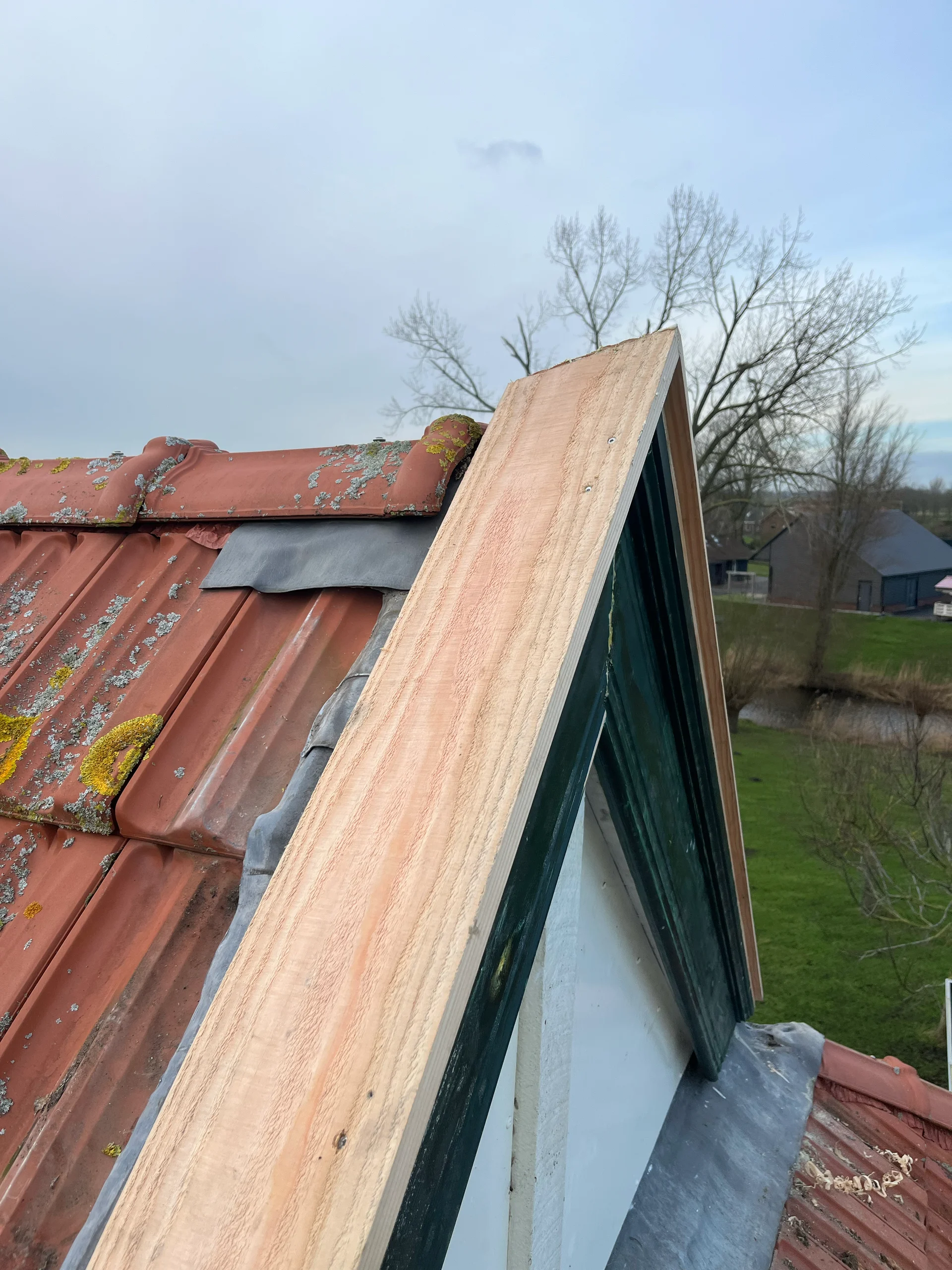Restauratie van boeidelen en uilenbord in Oregon pine bij een boerderij in Kampen, foto 1