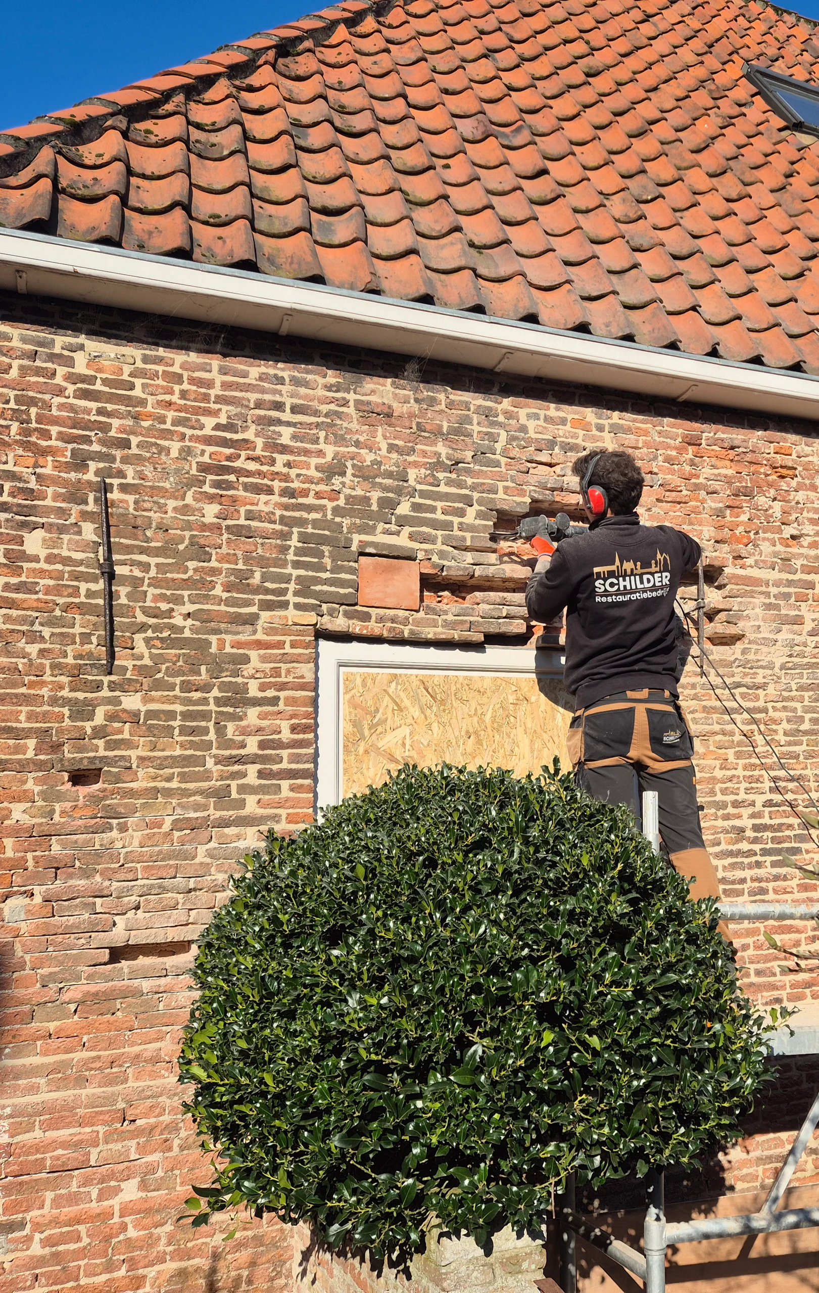 Herstel van metselwerk en voegwerk met kalkmortel aan een stadsboerderij in Kampen, foto 1