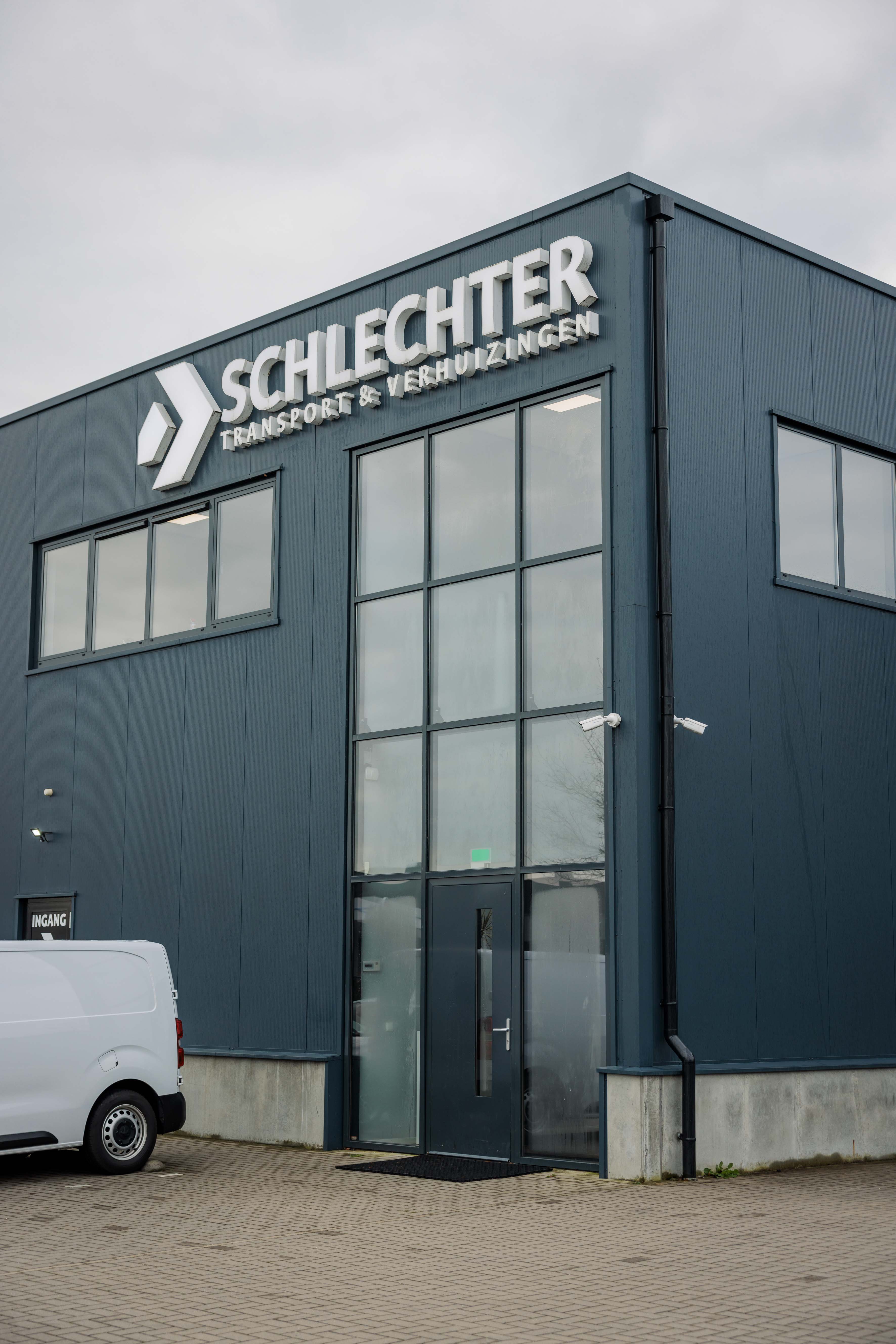 Het pand van Schlechter in Wehl, gemeente Doetinchem, met bedrijfsbus voor de deur