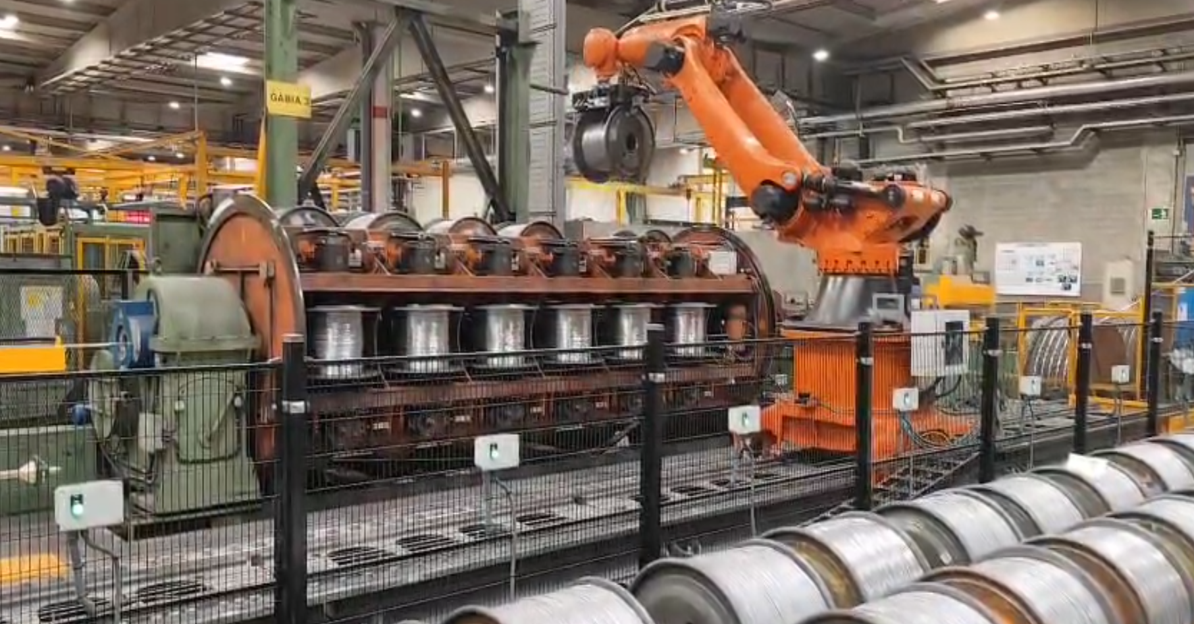 Línea industrial automatizada por RIVASER con robot KUKA integrado en el proceso