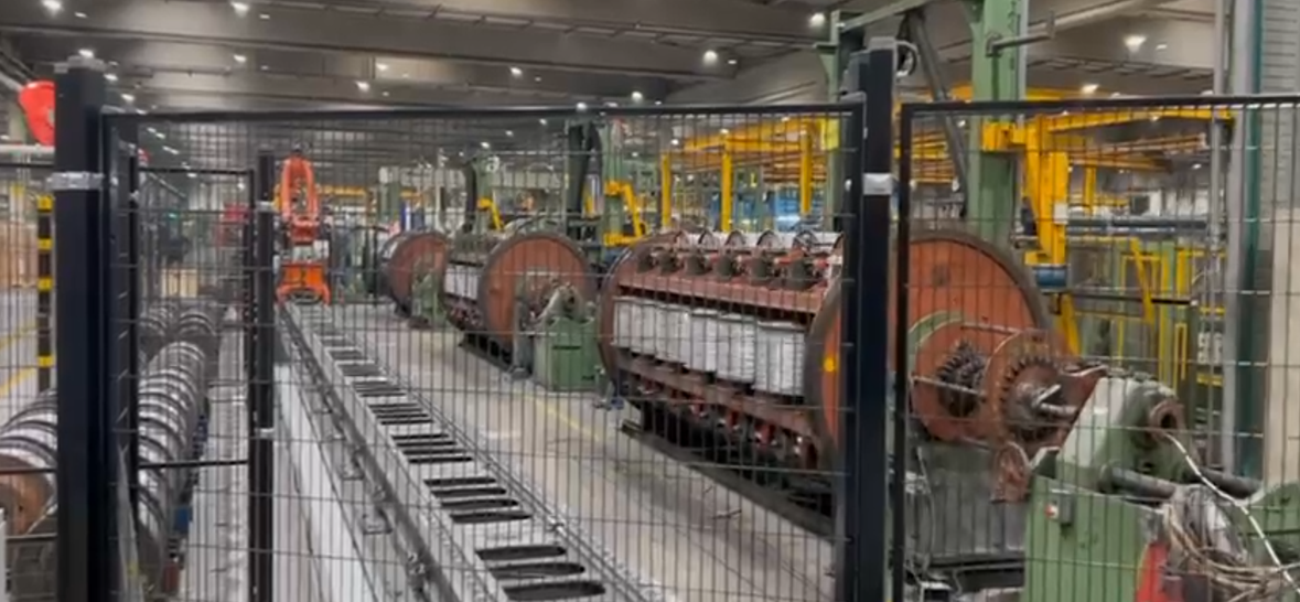 Robot KUKA integrado por RIVASER en línea industrial
