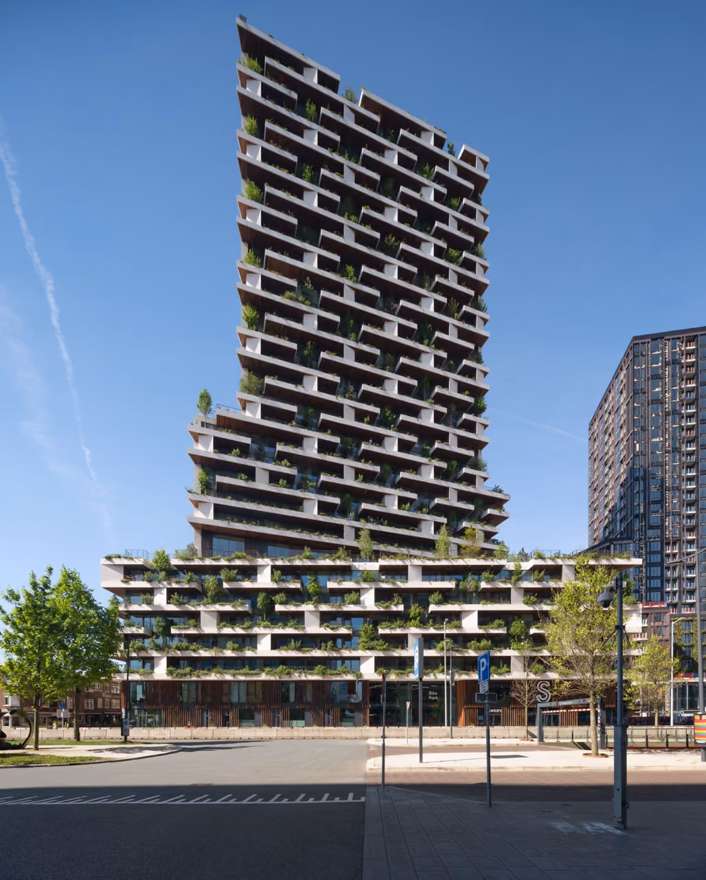 The Wonderwoods tower in Utrecht, its terraces densely planted with trees and shrubs.