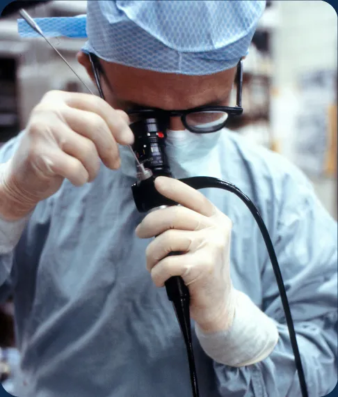 Chirurgien UROLIB au microscope opératoire