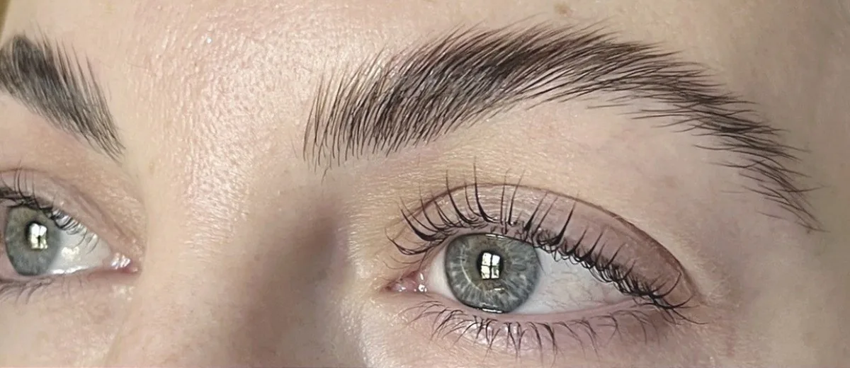 Os dois olhos após brow lamination e lash lifting: sobrancelhas alinhadas e cílios curvados