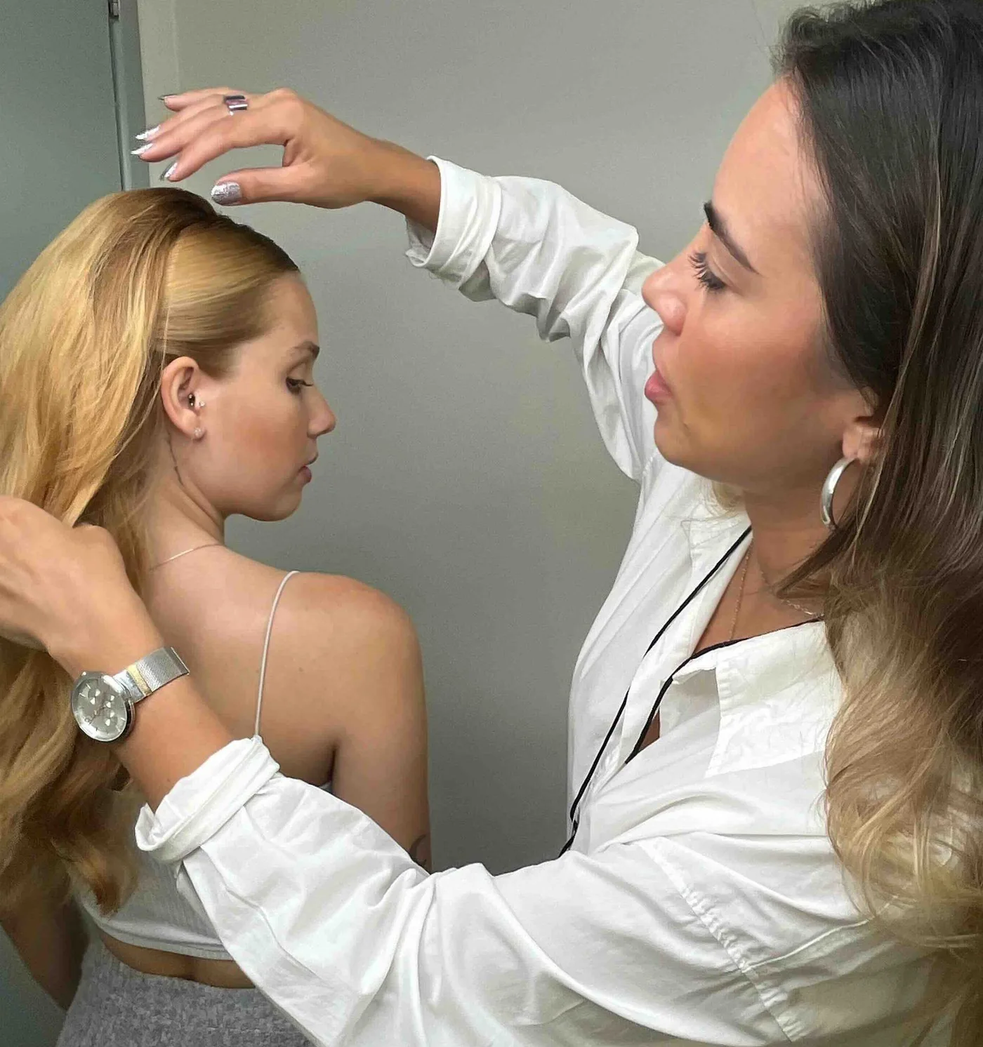 Maira Moreira fazendo penteado a domicílio em São Paulo
