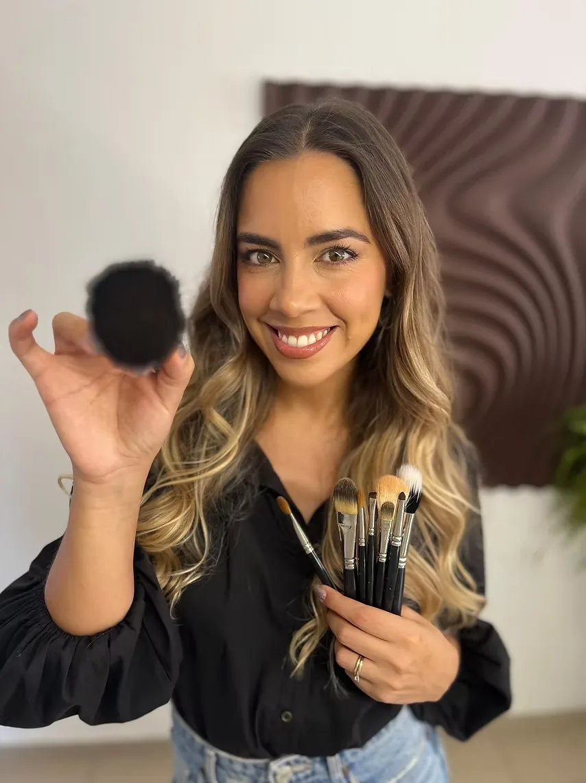 Maira Moreira, maquiadora profissional em São Paulo, com seus pincéis de maquiagem
