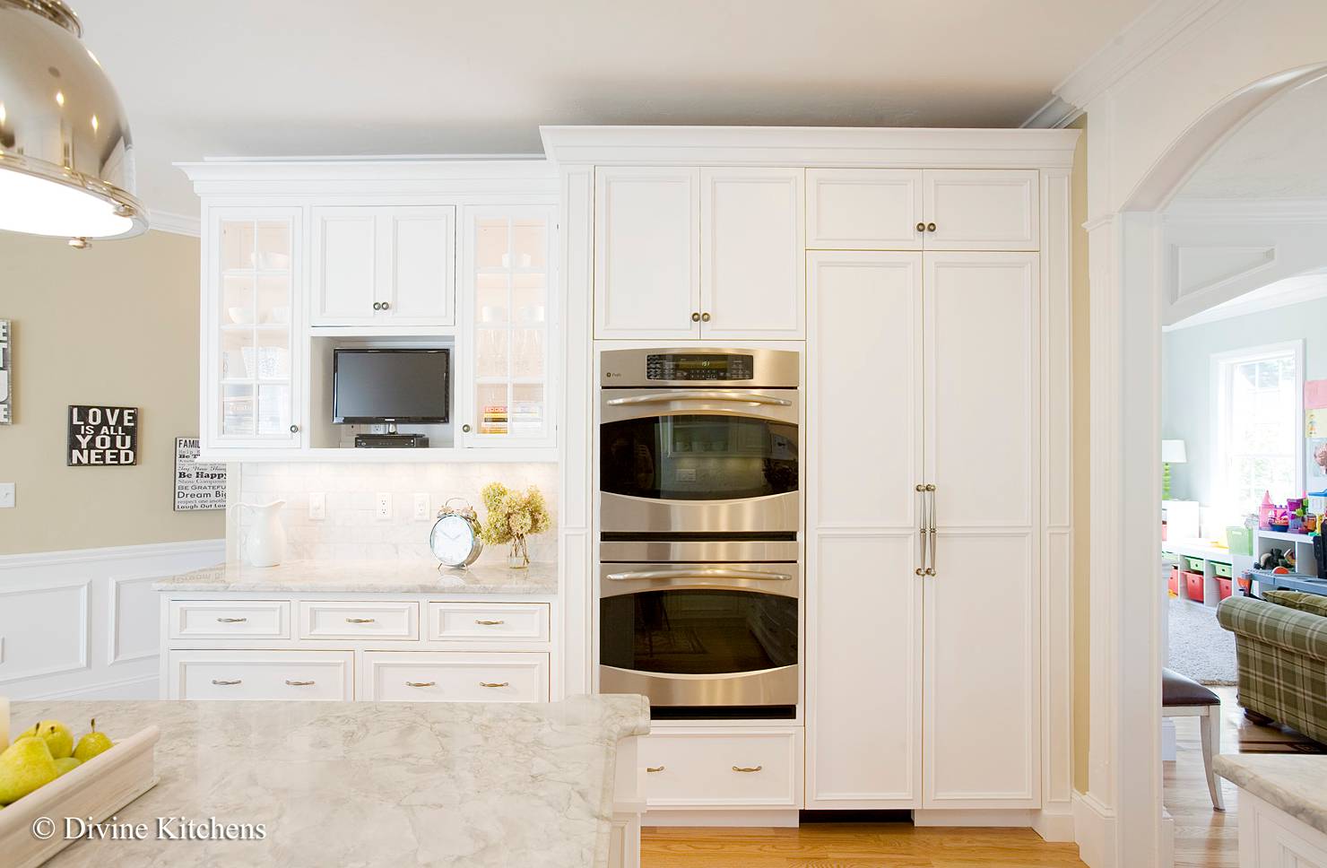 Boston Metrowest Black & White Traditional kitchen