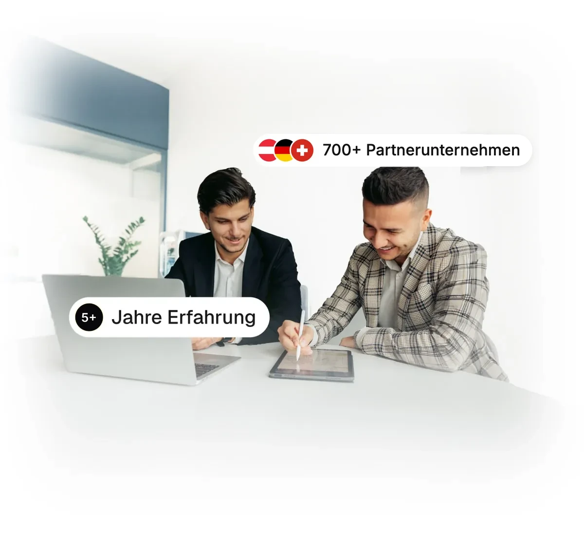 Zwei Berater von AdVenture Marketing am Schreibtisch, 700 Partnerunternehmen in Österreich, Deutschland und der Schweiz