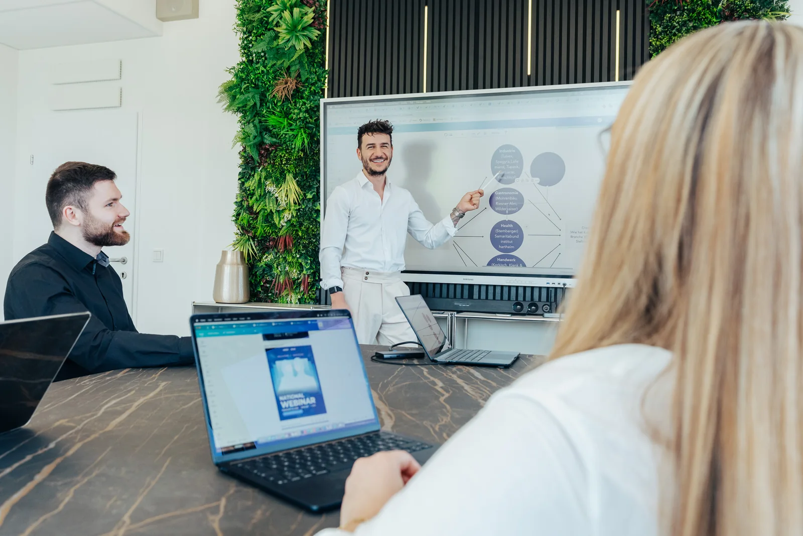 Präsentation von Kampagnenmotiven im Team von AdVenture Marketing