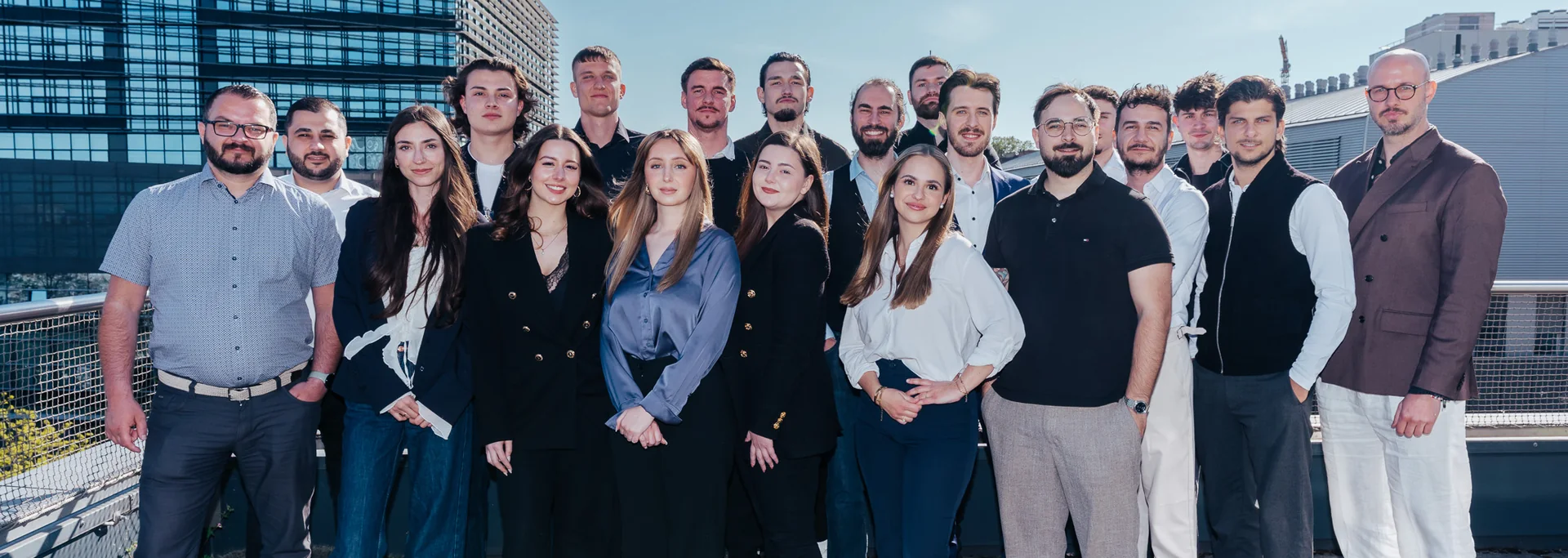 Das Team von AdVenture Marketing auf der Dachterrasse in Wien